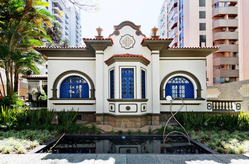 Casa Dr. Oswaldo Cabral, no centro de Florianópolis, foi a sede da CASACOR Santa Catarina. O imóvel foi construído entre as décadas de 1940 e 1950, em estilo neo colonial espanhol,  que revela a riqueza cultural do acervo de Cabral. Foi tombado desde 1988 pelo Patrimônio Histórico Municipal, onde foi o último endereço do médico e historiador, que ficou conhecido pelo fascínio em pesquisar a cultura de Santa Catarina. 