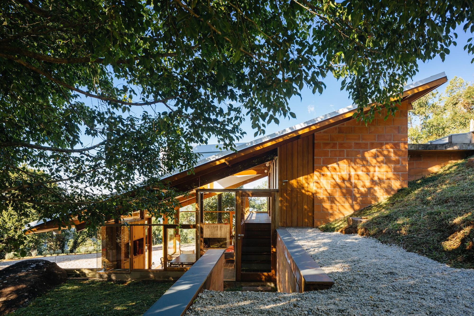 A Casa da Meia Encosta, de Denis Joelsons, foi um dos projetos vencedores da 3ª edição do Prêmio Tomie Ohtake AkzoNobel de Arquitetura.