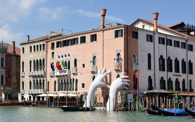 As mãos de Lorenzo Quinn
O artista italiano Lorenzo Quinn construiu uma escultura monumental para a Bienal de Arte de Veneza 2017 para chamar a atenção para o aquecimento global