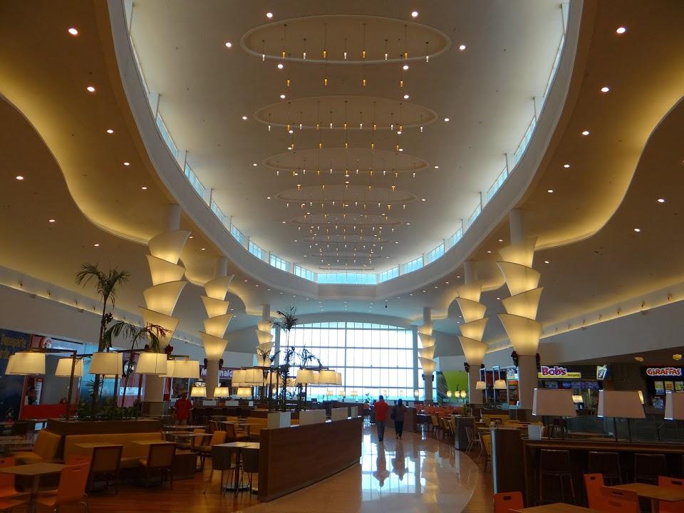 Foto da praça de alimentação do Parque Shopping Maceió