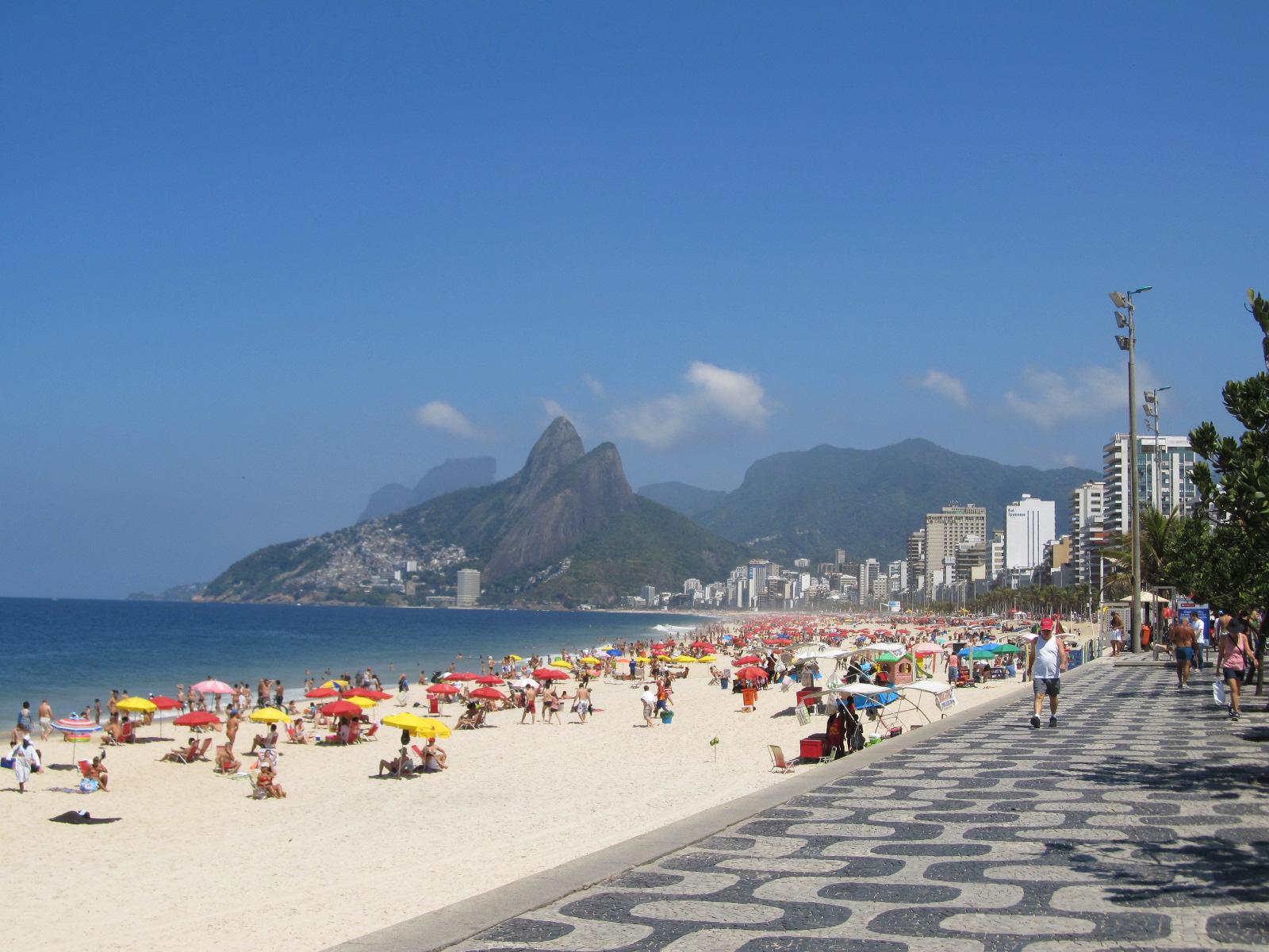 Sunny_day_at_Ipanema_beach