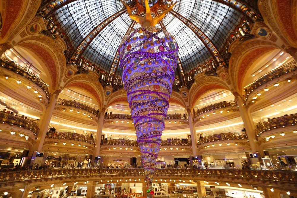 christmas-tree-in-Paris-France