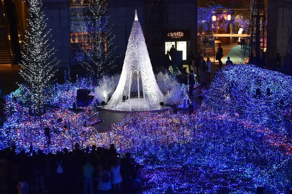 White Christmas Tree Tokyo wsj.com