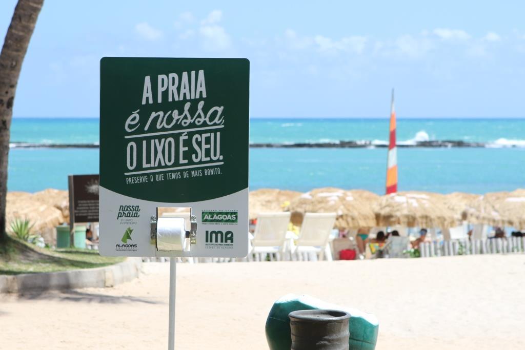 Projeto Nossa Praia instala pontos de retirada de sacolas de lixo na Praia do Francês, em Alagoas.