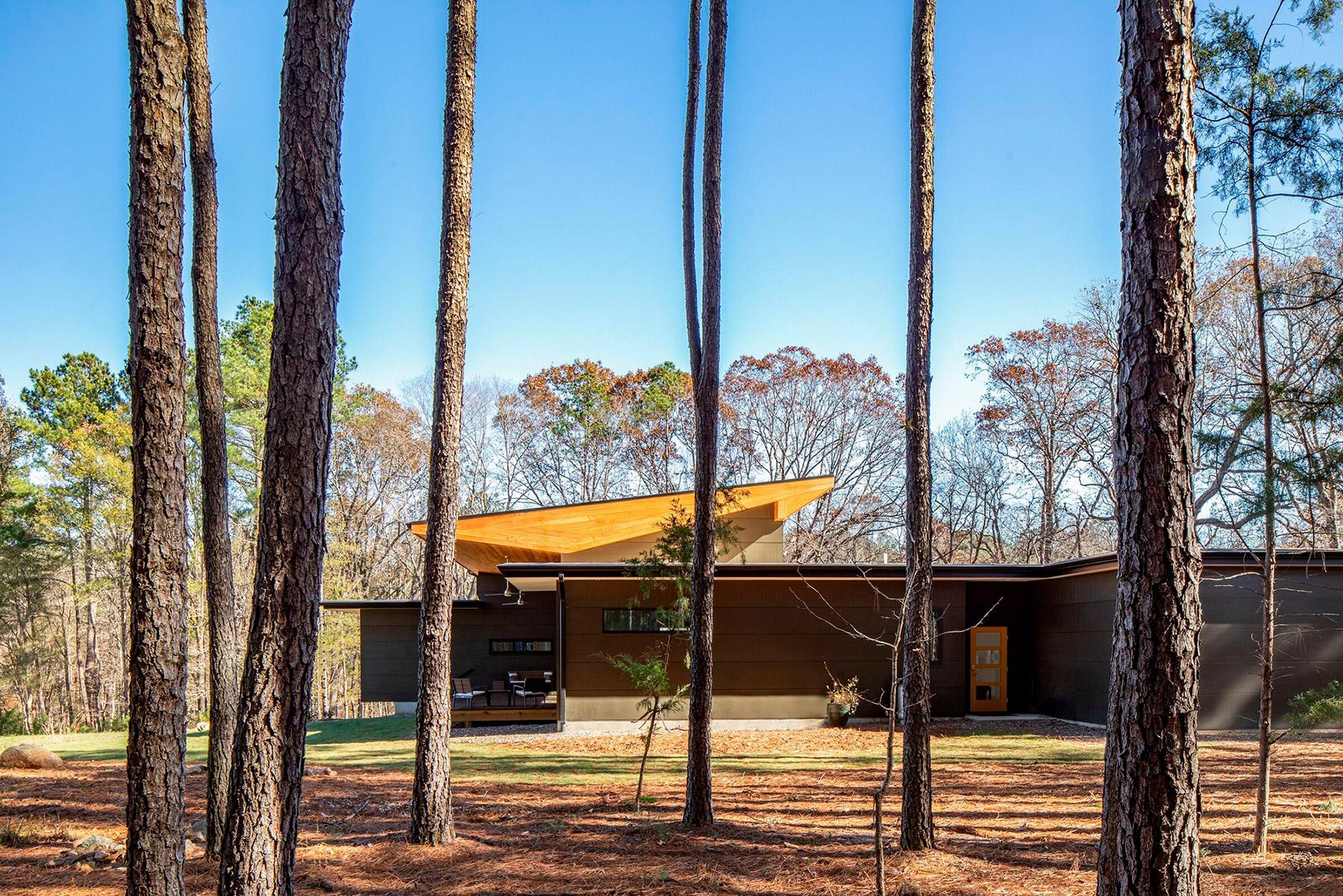 Casa no meio de floresta produz toda a energia que consome