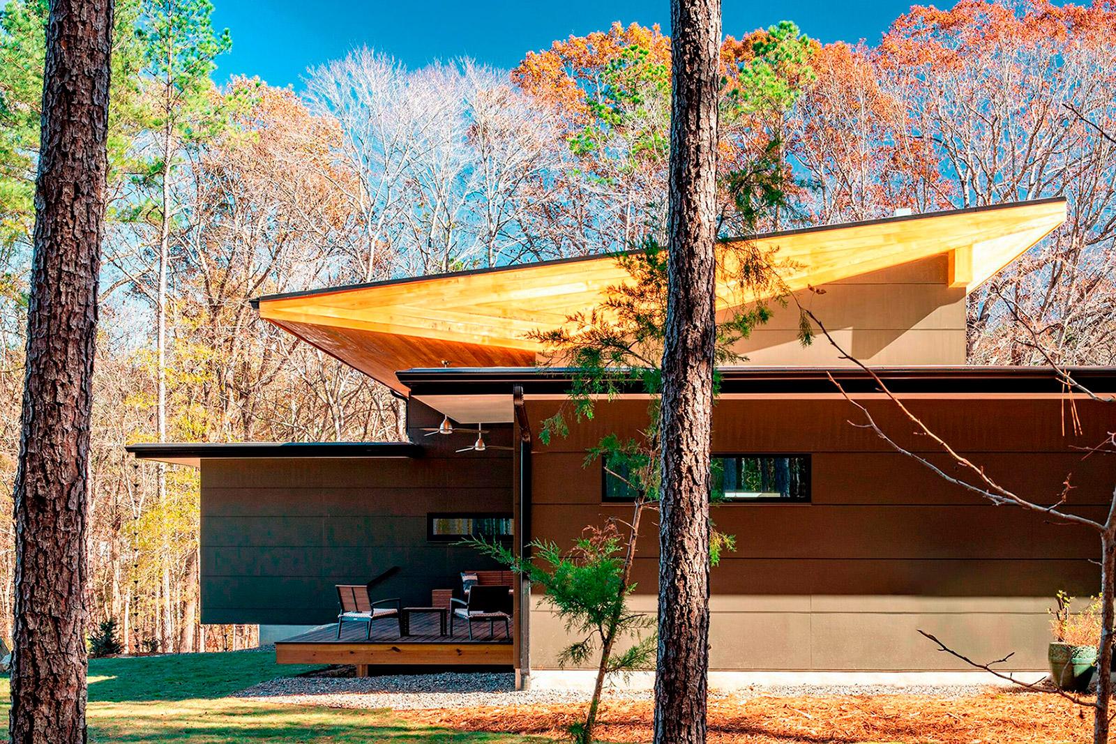 Casa no meio de floresta produz toda a energia que consome