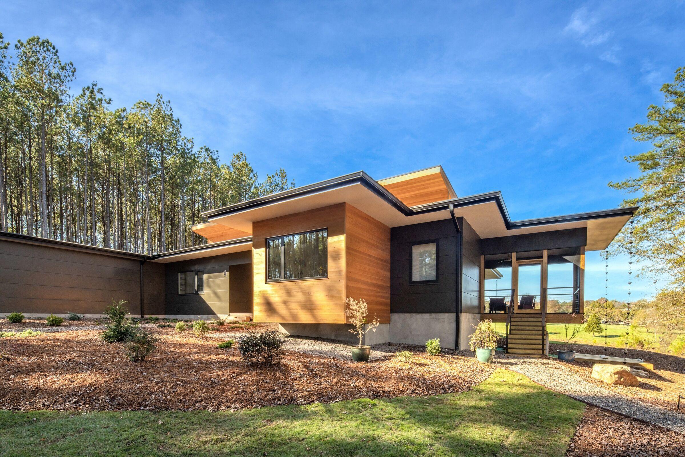 Casa no meio de floresta produz toda a energia que consome