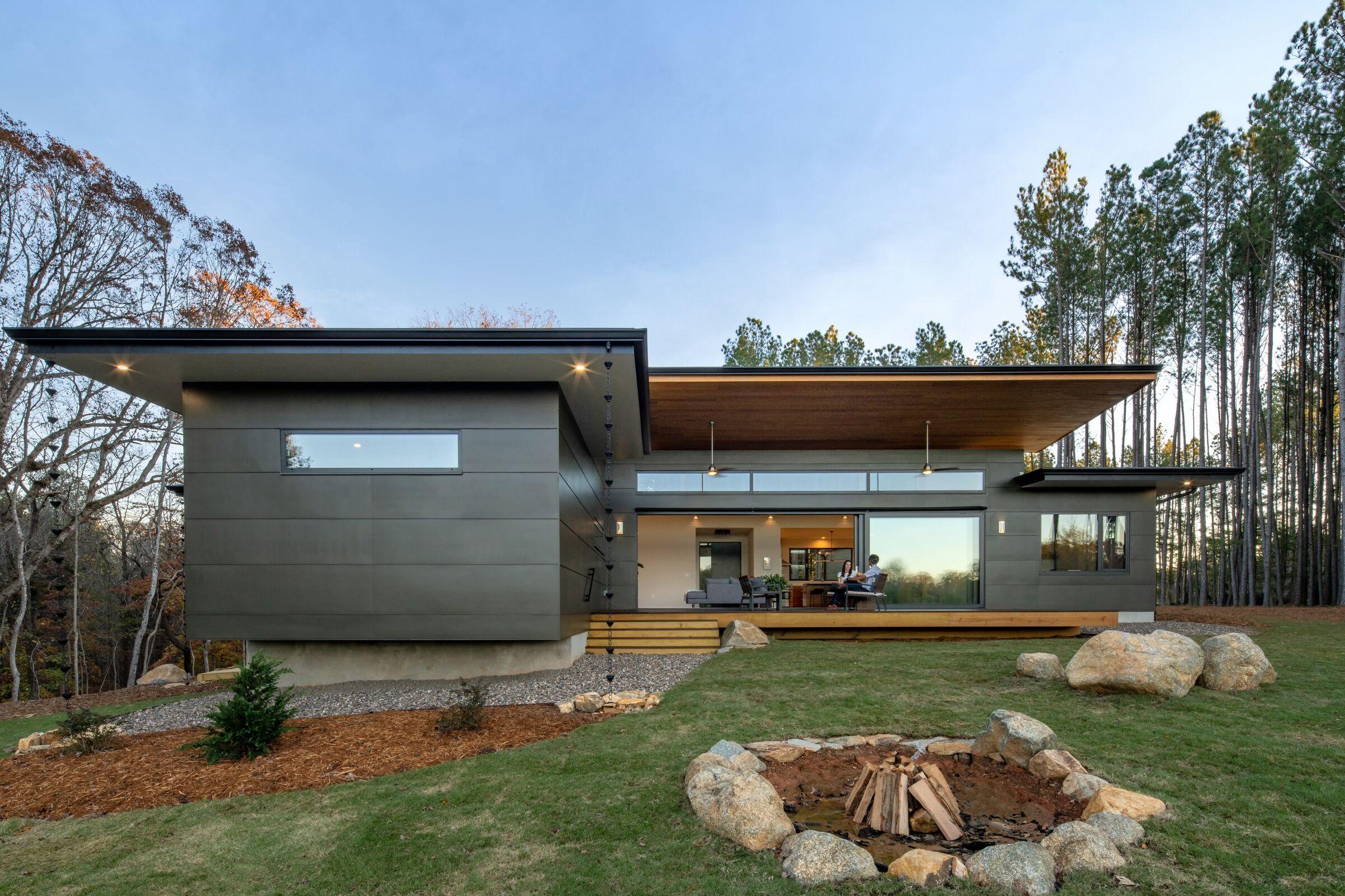 Casa no meio de floresta produz toda a energia que consome