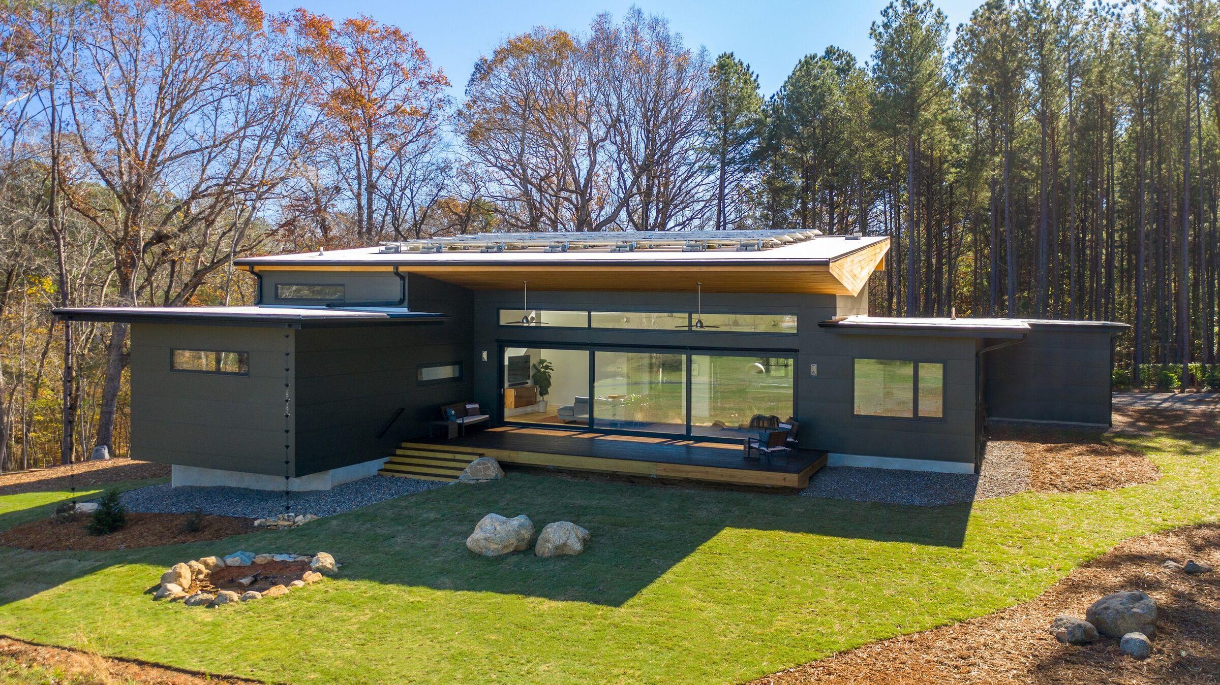 Casa no meio de floresta produz toda a energia que consome