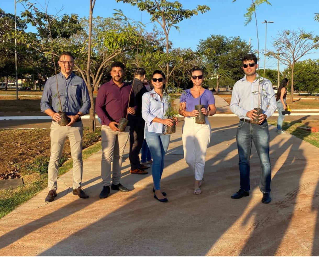 Na foto: Fábio Barbosa Chaves, Presidente da Fundação do Meio Ambiente de Palmas; Sávio Felipe, Supervisor de Clientes da BRK Ambiental; Patrícia e Critiany, diretoras do Janelas CASACOR Tocantins e Dalton Bracarense, Gerente Operacional da BRK Ambiental, empresa parceira do evento.