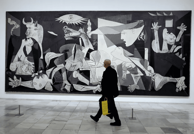 Guernica no Museu Reina Sofia em Madri, na Espanha / 