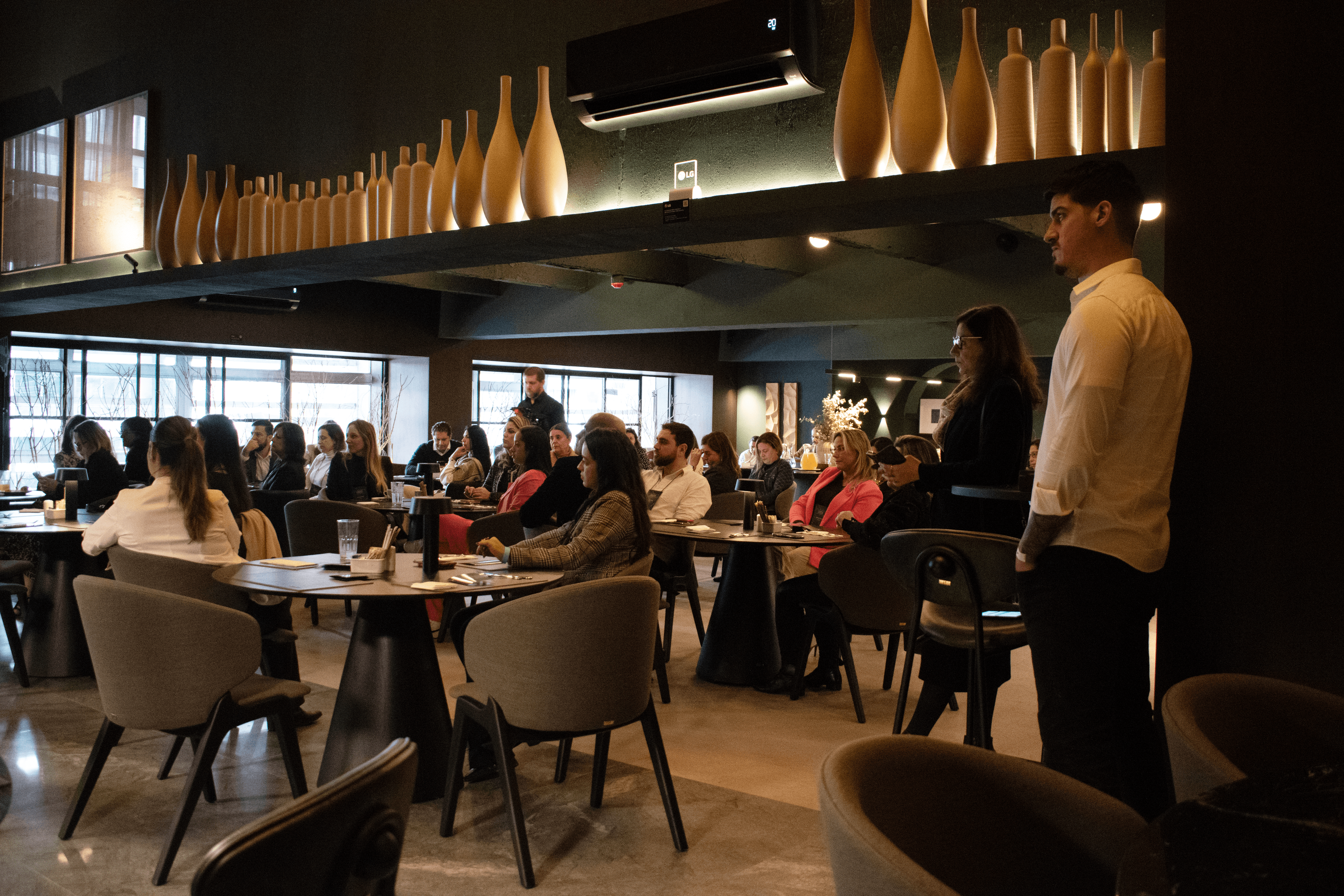 Convidados Care Plus são recebidos para café da manhã no restaurante Badebec. 