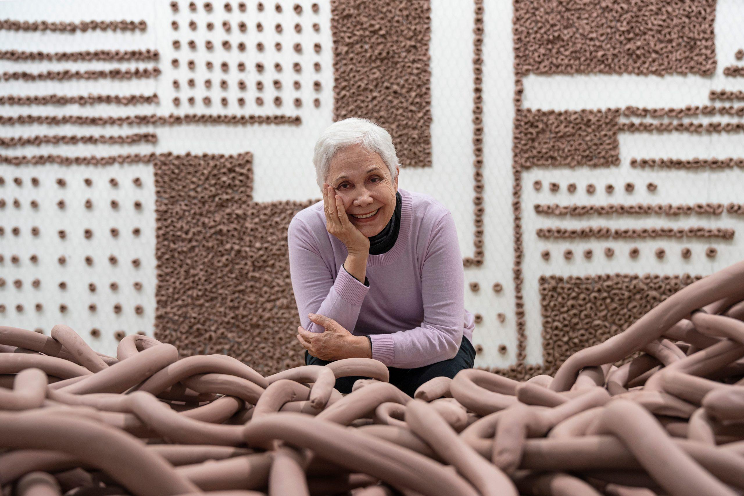 Anna Maria Maiolino é homenageada na Bienal de Arte de Veneza em 2024.