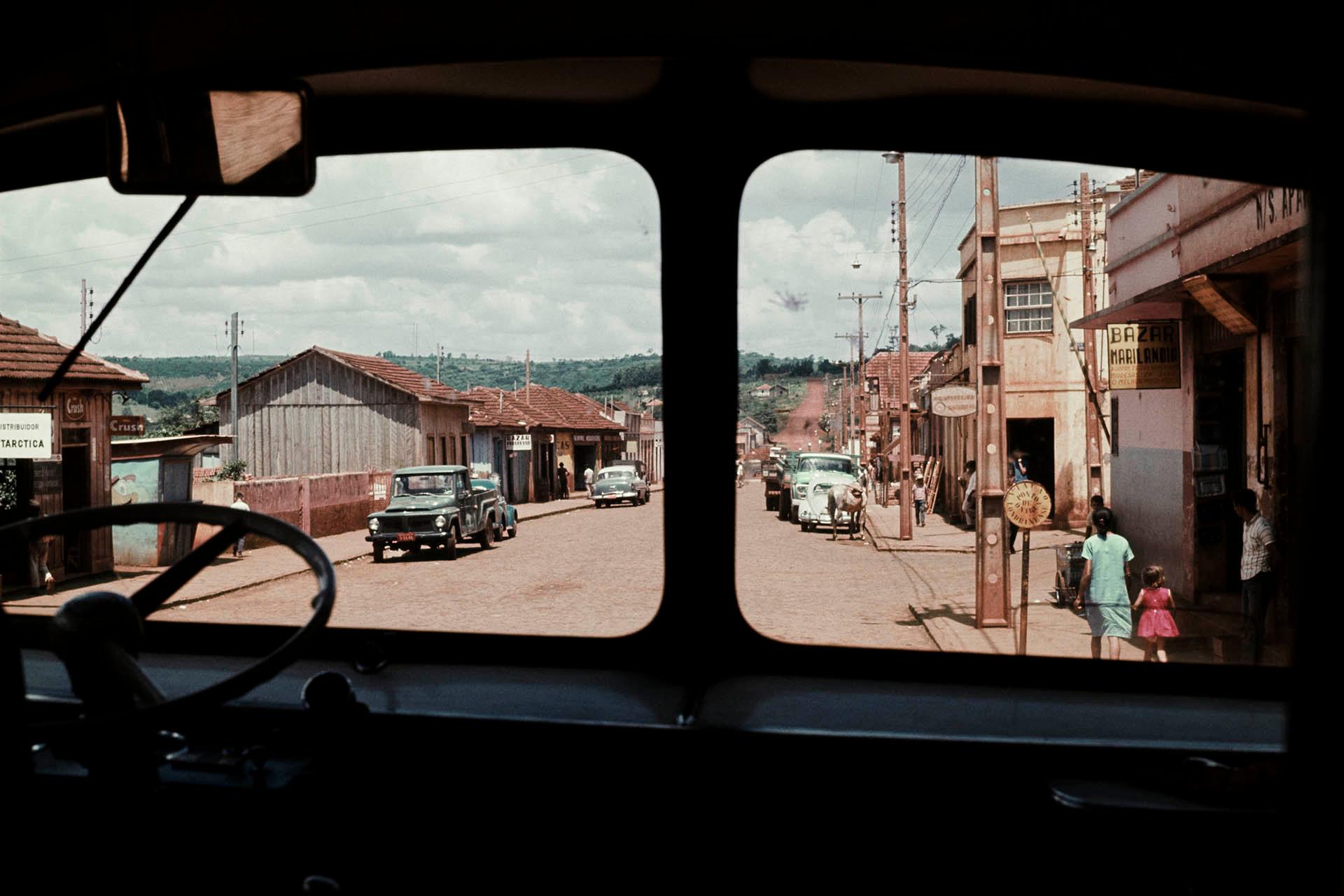 Próximo a Londrina. c.1970 - Exposição Que país é este?, por Jorge Bodanzky - IMS 