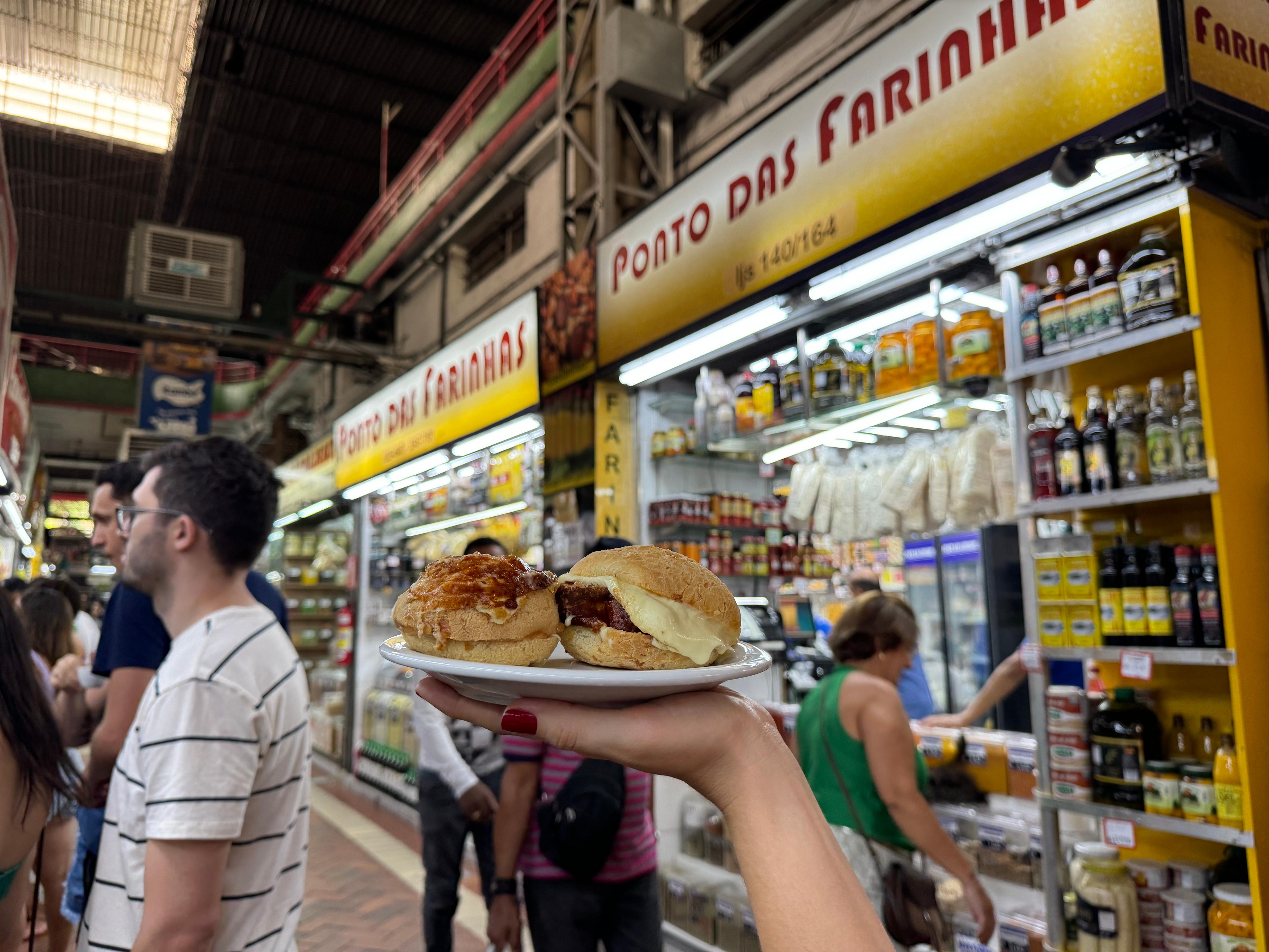 Os famosos pães de queijo recheados. 