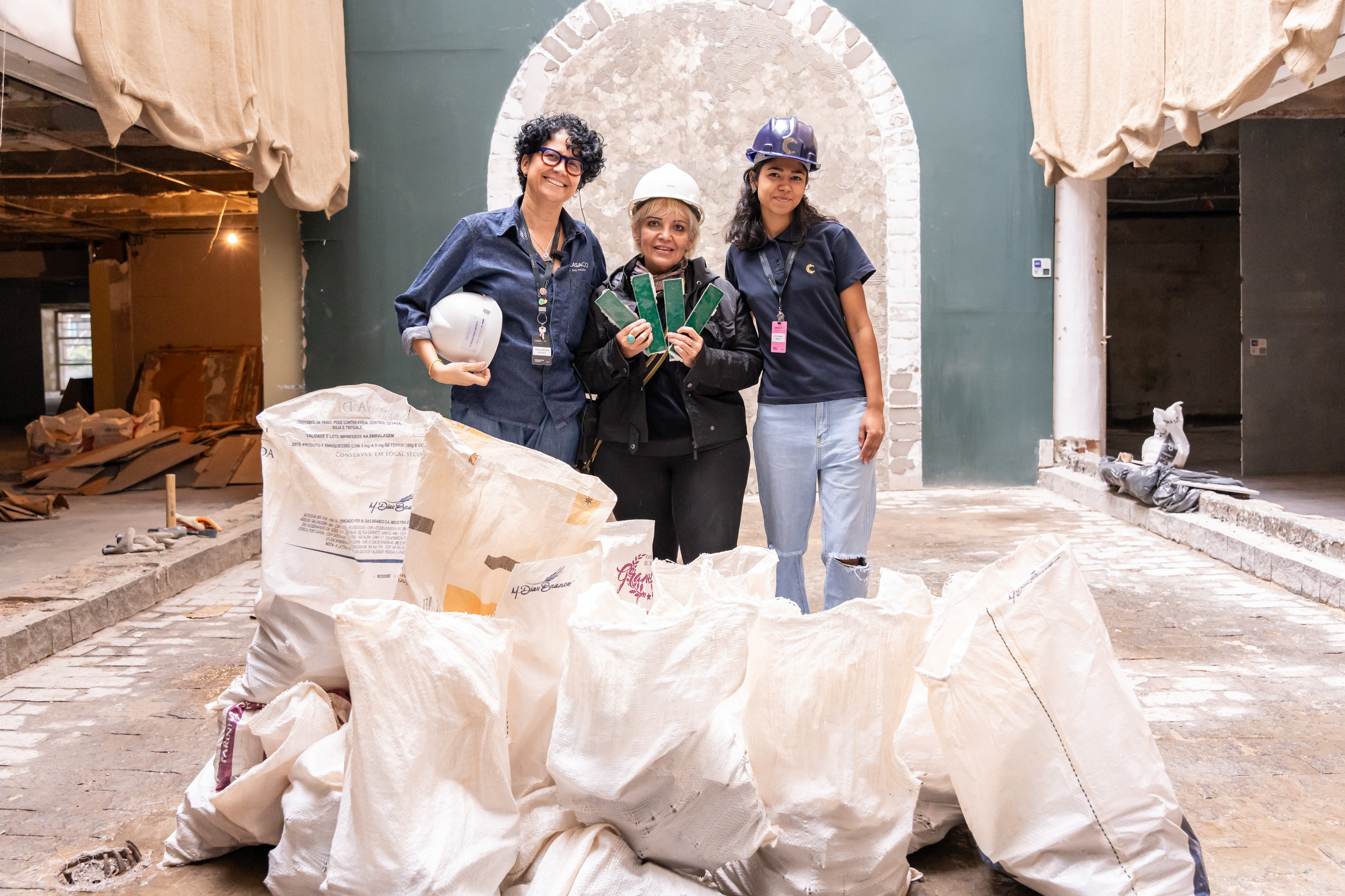 The CASACOR São Paulo 2024 team supervises the separation of materials for donation during disassembly.