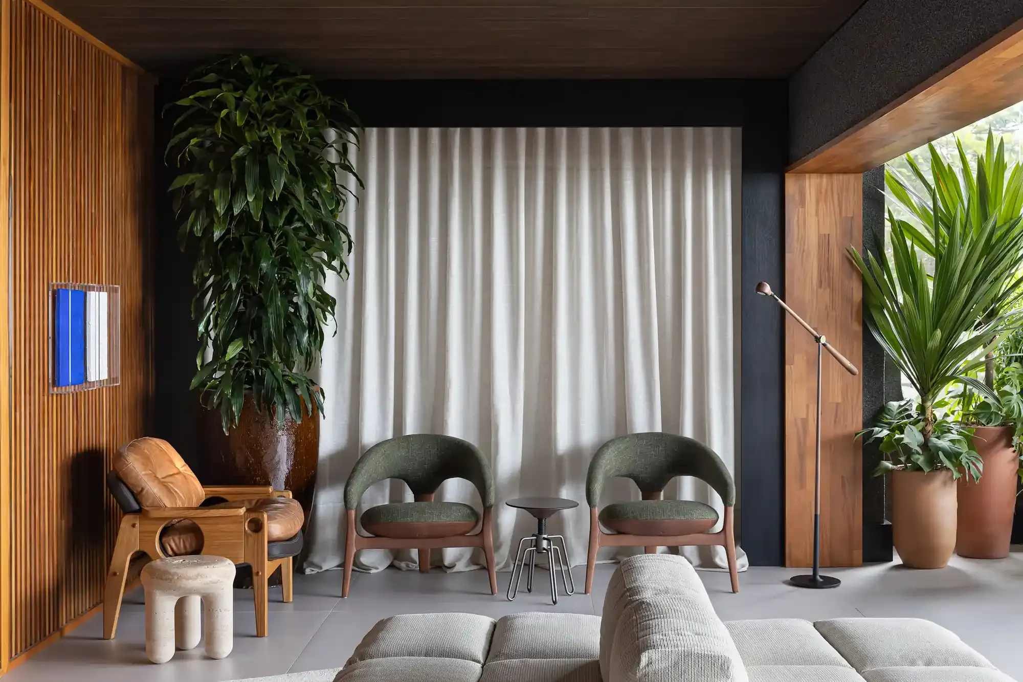 Mobiliário brasileiro e carpintaria ganham destaque no Loft Deca