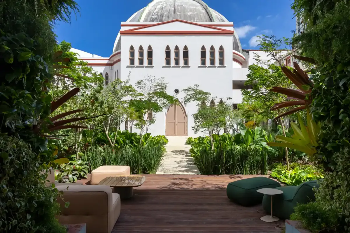 Carol Gay assina troféu do Prêmio CASACOR Bahia 2025