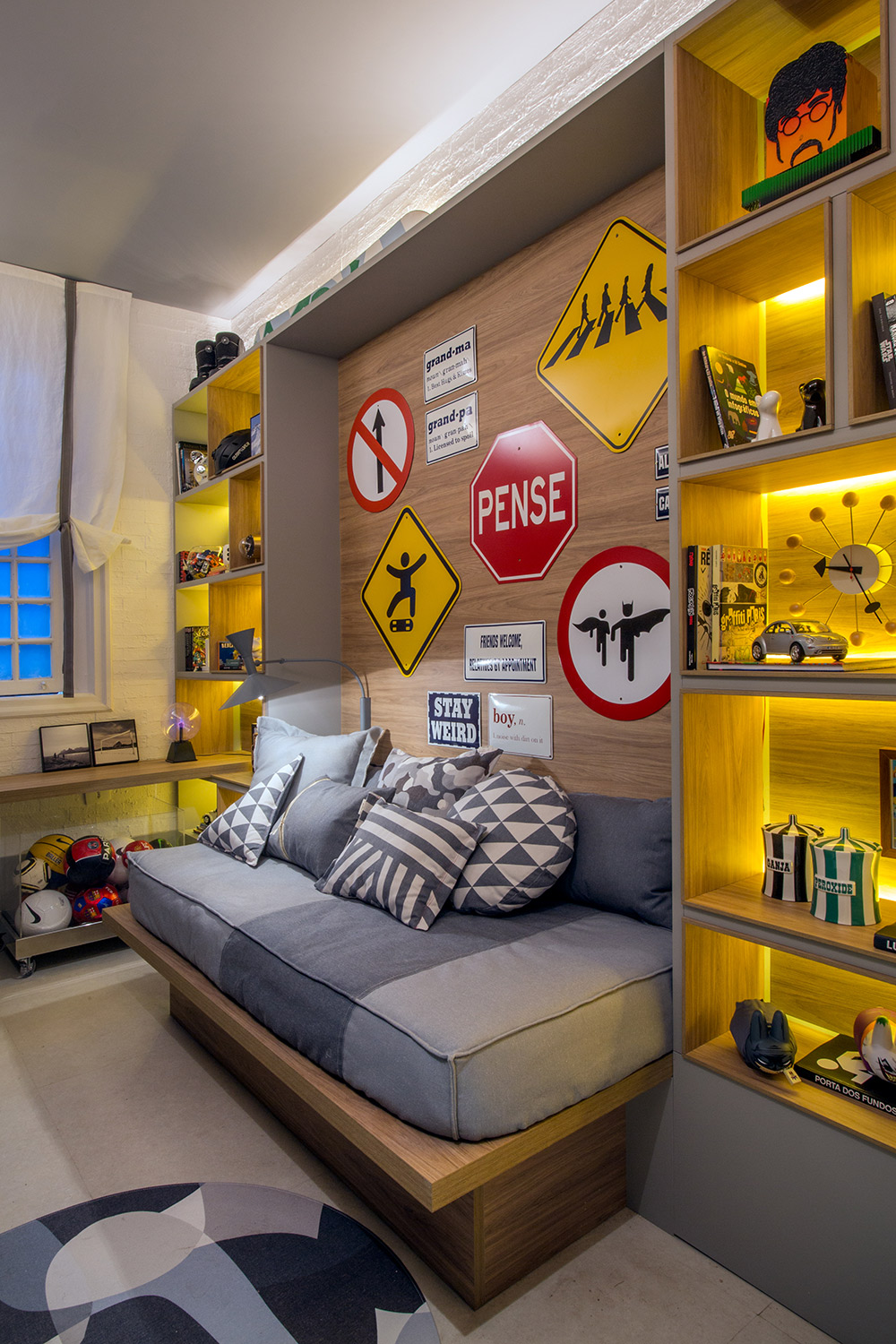 <span>Quarto do Neto - Tatiana Lopes e Tatiana Mendes. Com cerca de 10 m², tem o tamanho próximo a um quarto de apartamento e oferece várias ideias, como estantes estreitas, cama embutida e mesa de estudo que aproveitam o espaço. A marcenaria em laca cinza e madeira clara foi executada pela SCA. A cadeira é a BelleVille, lançamento da Vitra. Cada solução foi pensada para durar, acompanhando o garoto da infância à adolescência.</span>