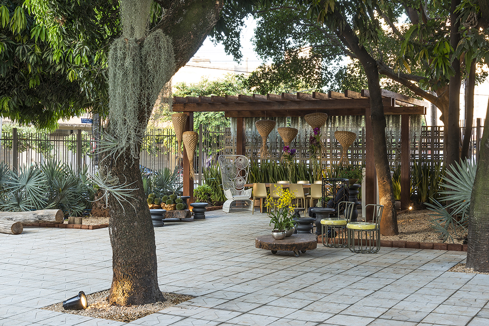 <span>Pátio das Tamareiras – Marden Rezende e Joana Monteiro. O projeto trabalha o conceito de humanização do espaço urbano cercado de concreto, convidando o visitante a escutar o barulho da água, descansar à sombra das árvores e observar as orquídeas.</span>