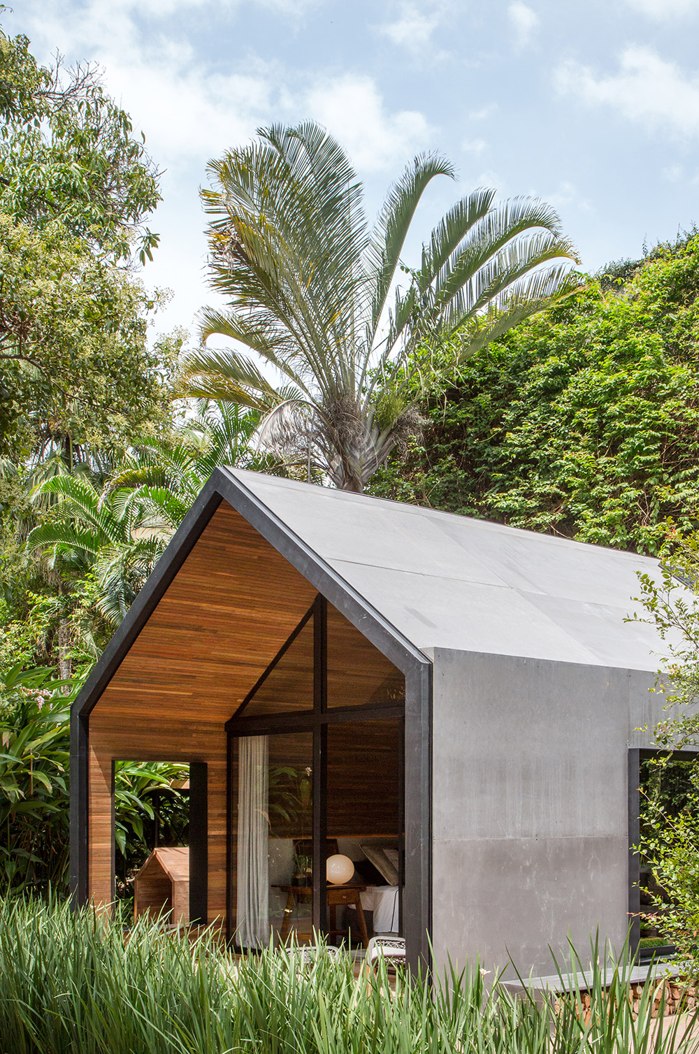 <span>Cabanas - Duda Porto. Com linhas retas e traços simples, a arquitetura é minimalista. Poucas e boas peças são escolhidas, como a poltrona Shell e a mesa de apoio Conina, da LZ Studio, e objetos do antiquário Arnaldo Danemberg, como bancos, uma mesa lateral e um baú.</span>