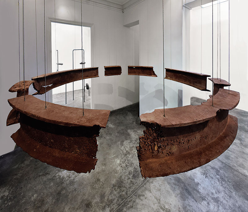 Galeria de arte 3 - Giancarlo Scaglia. A plataforma Revolver ocupa este outro espaço, com piso cimentício e paredes brancas que funcionam como pano de fundo para as obras contemporâneas, que resultam de um projeto anual de residências internacionais que expande as artes peruanas.