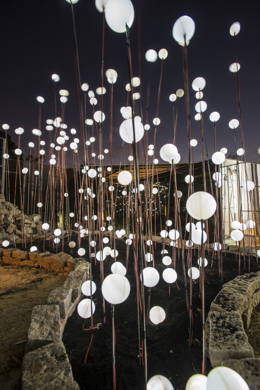 CASACOR Minas Gerais 2016. Jardins de Luz, por Júnia Carsalade. Composta por enormes bolas brancas leitosas em vários tamanhos, inteiras ou pela metade, a instalação luminosa é assinada pelo designer Volmar Silva. As esferas em polietileno com tratamento UV e alumínio possuem luzes internas de LED. Tudo para mostrar como o projeto luminotécnico pode ir além de iluminar e, em harmonia com o ambiente e a arquitetura, se transforma em arte.