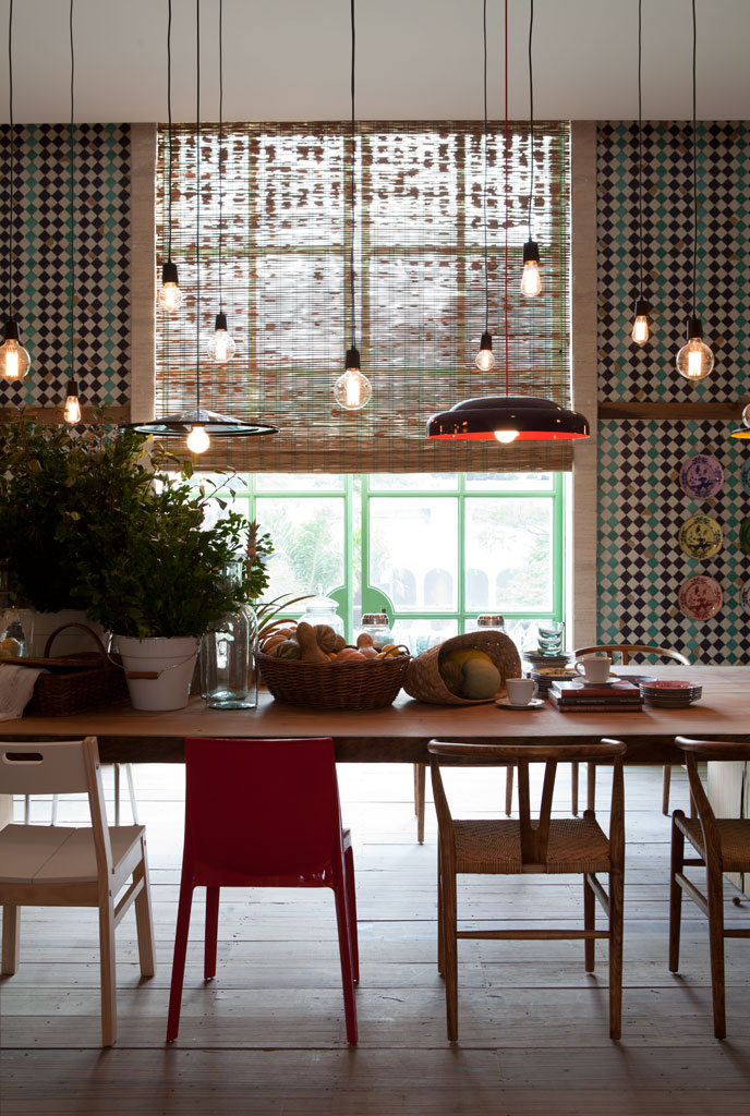 CASACOR São Paulo 2014. O espaço de 36m² de sala de almoço multiuso é natural e despojado. Compõe o ambiente uma mesa de madeira rústica reaproveitada que convida a família a se reunir.