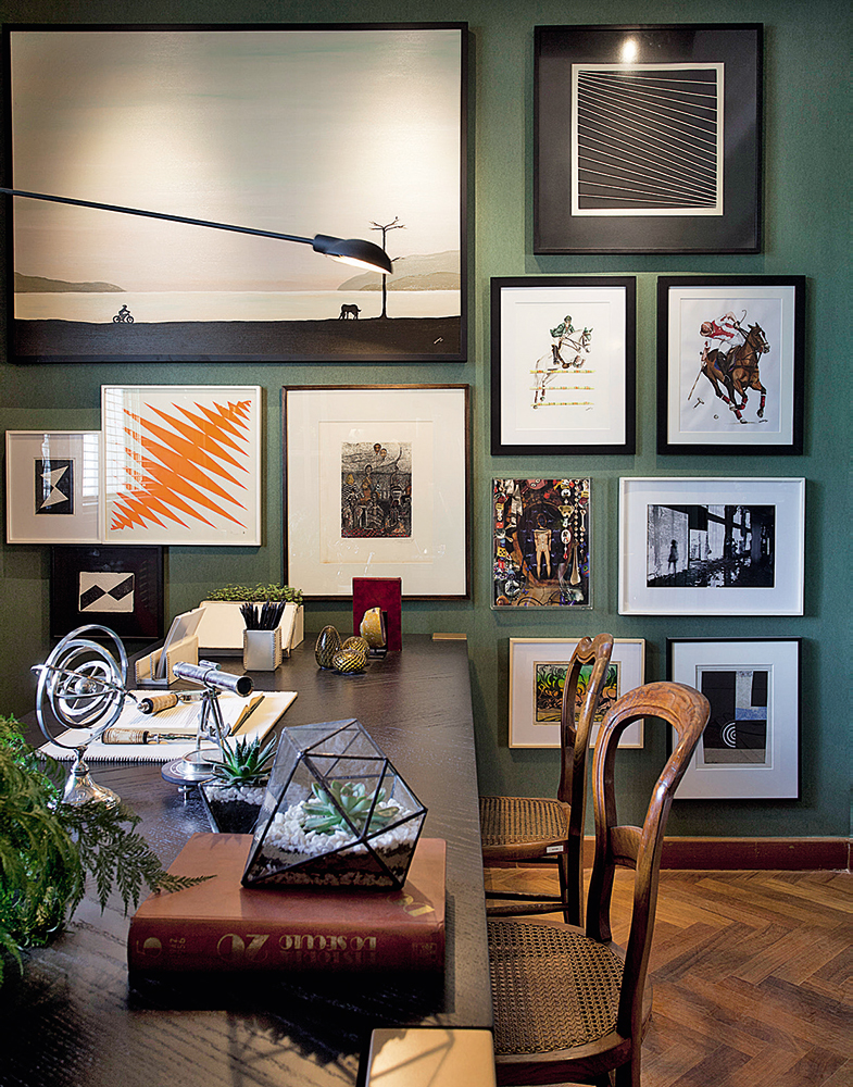 CASACOR São Paulo 2016. Home Office - Patricia Hagobian. O ambiente conta com bastante luz natural, mas não abre mão de um projeto de iluminação com foco nas obras de arte e na mesa de trabalho. A estante repleta convida à leitura.