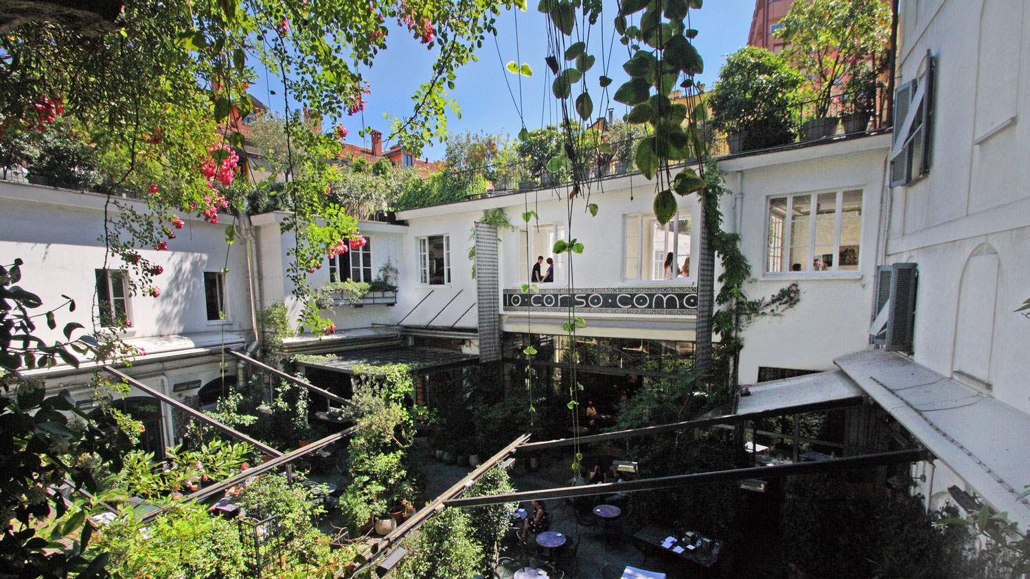 #10 - 10 Corso Como/ Galeria Carla Sozzani - Inaugurada em 1991, por uma ex-editora da Vogue italiana, a <b>10 Corso Como</b> é a loja mais bacana de Milão. Ela traz um misto de roupas, peças de design, livraria, galeria de arte, hotel e restaurante e é um ótimo lugar para ficar um tempo e apreciar um bom drinque. Durante a Semana de Design, o local sediará a exposição <b>Pierre Cardin. Les Sculptures Utilitaires</b>, apresentada pela Galleria Carla Sozzani. As "Sculptures Utilitaires" são os projetos de móveis e iluminação em que Pierre Cardin, o escultor da moda, traduziu suas formas geométricas, seus cortes simétricos e suas curvas, em interiores. Deste caminho emergiram novas formas futuristas que combinavam as artes da tradicional laca e armário de madeira com a geometria. Esta intuição inovadora de Pierre Cardin tornou-se componente estrutural e estético de seus projetos.