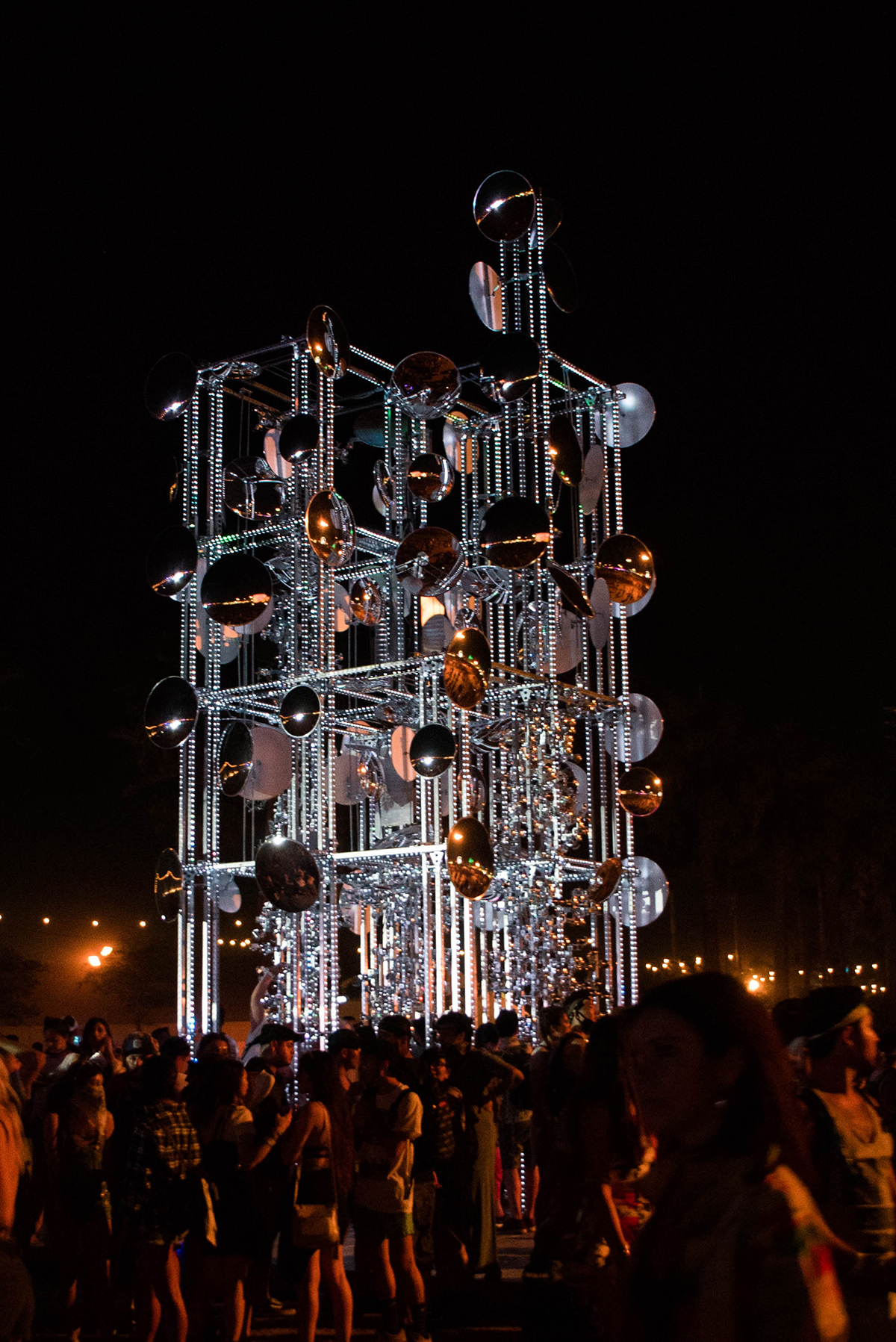 Lamp beside the golden door, por Gustavo Prado. A instalação consistia em um "farol espelhado para imigrantes”.<span> O brasileiro teve a intenção de criar um ponto onde guiasse o público do festival, </span>que refletia a luz solar em uma infinidade de direções.<span> </span>