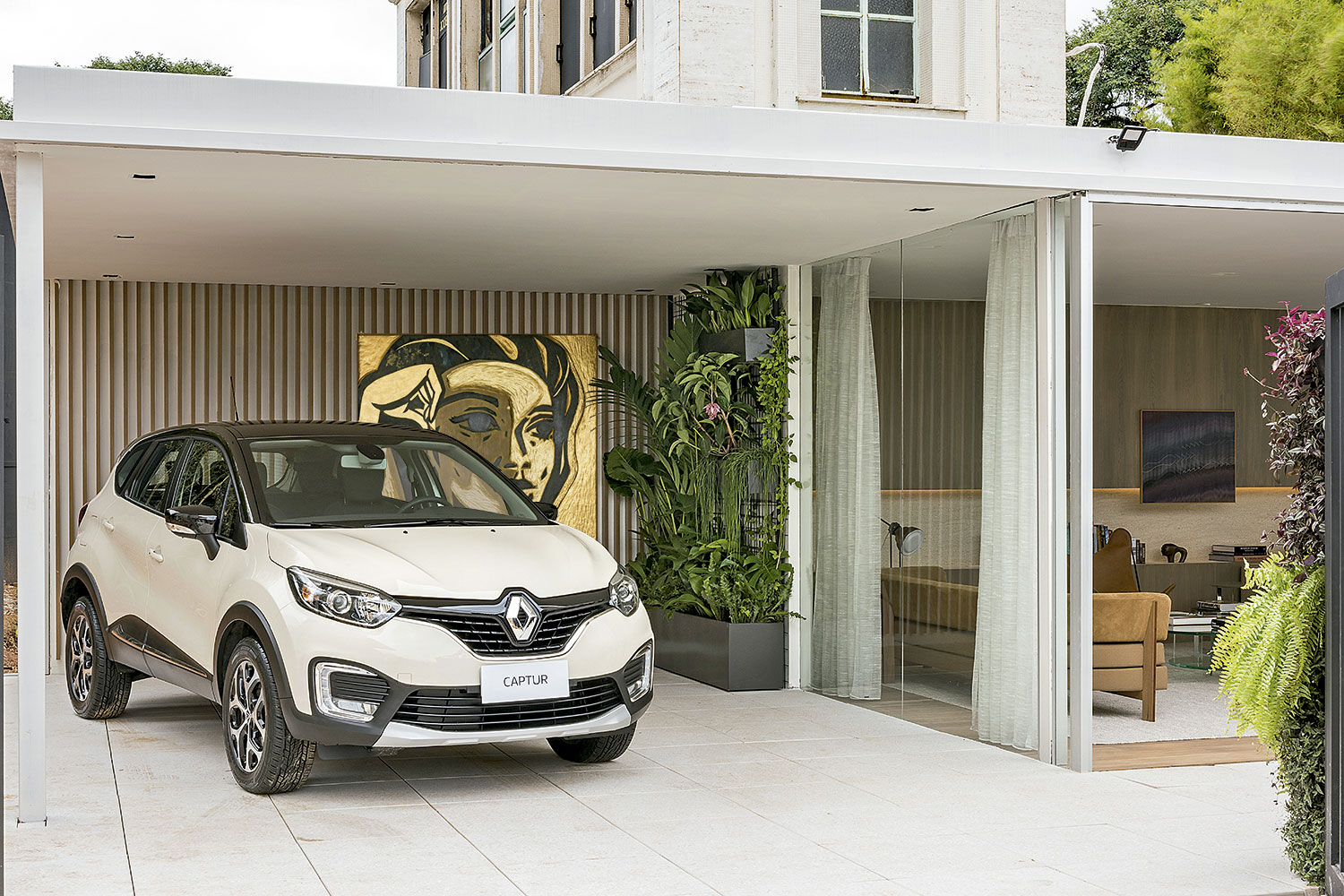 CASACOR São Paulo. <span>Alexandre Dal Fabro - Garagem de Estar Renault. A partir de uma leve estrutura metálica, o projeto se define e vem marcado por planos lineares e grandes panos de vidro. Eles integram o jardim ao espaço, inspirado na arquitetura dos anos 1940 de Richard Neutra. Tons neutros iluminam a sala, pontuada por peças como a poltrona Butterfly, de Antoni Bonet, Juan Kurchan e Jorge Ferrari-Hardoy.</span>