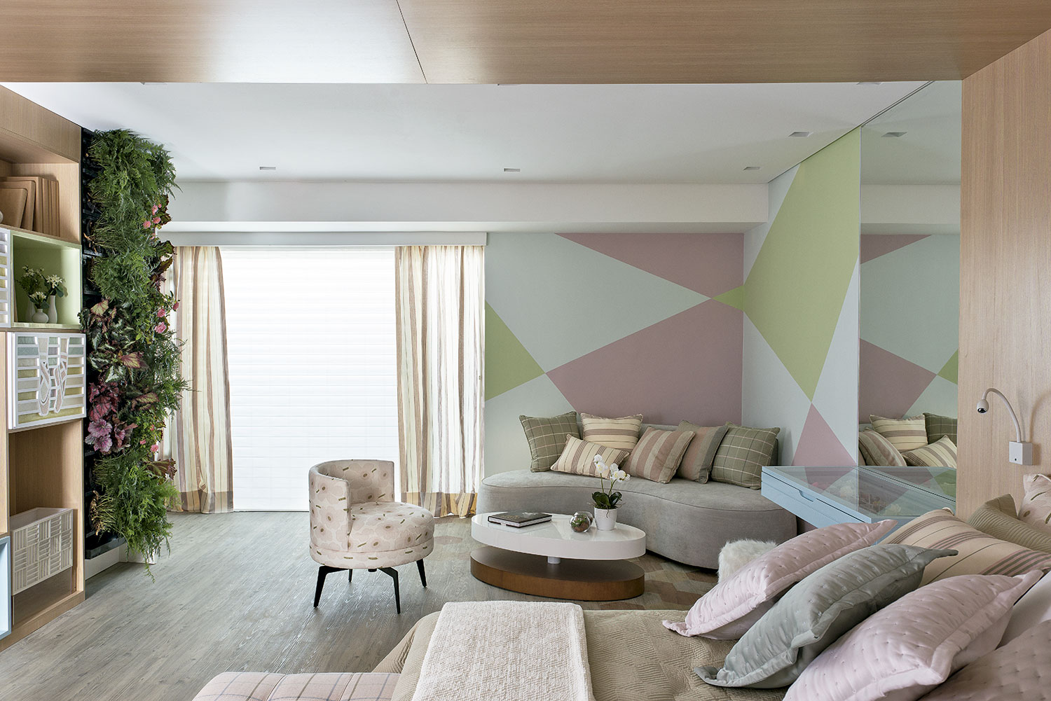 CASACOR São Paulo. Lucy Amicón e Vanessa Ireno - Quarto da Menina. Para conferir suavidade ao ambiente, móveis curvos e a nova paleta de cores adocicadas da Coral. O toque moderno fica a cargo dos geometrismos nas paredes e na marcenaria, desenhada para ser funcional. Repare ainda no jardim vertical, que é autossuficiente.