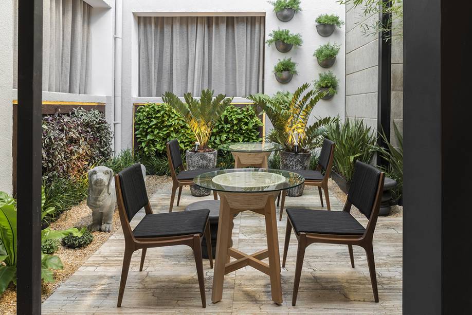 CASACOR Goiás. jardim Interno - Shoraya Canêdo. O deck foi revestido com mármore travertino e ganhou acabamento de pedriscos naturais nas laterais.