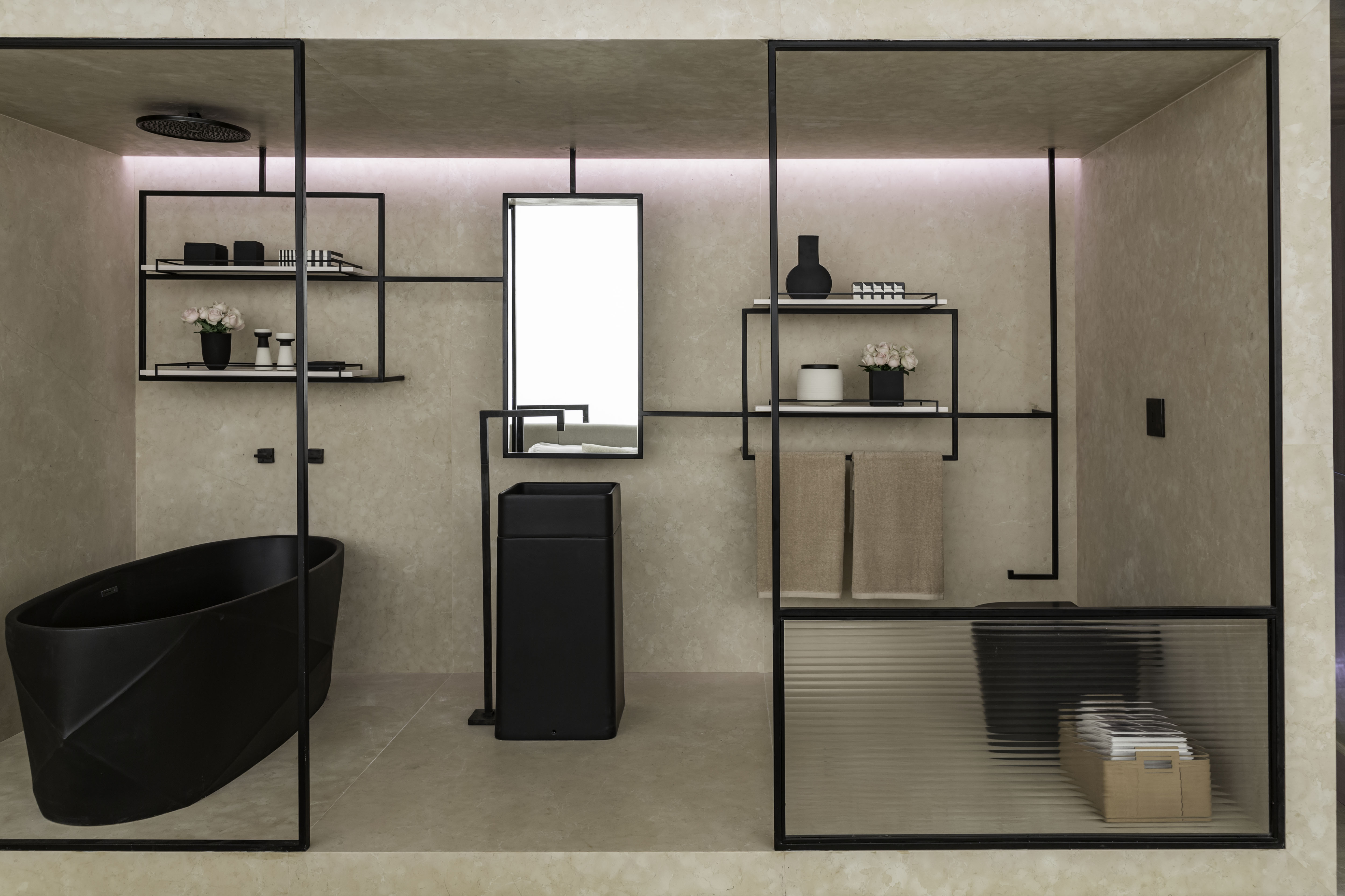 Com estética clean, o Loft Romanov, criado por Carolina Mauro, Daniela Frugiuele e Filipe Troncon, da Suite Arquitetos, deixa tudo a mostra no banheiro inserido em seu espaço.
