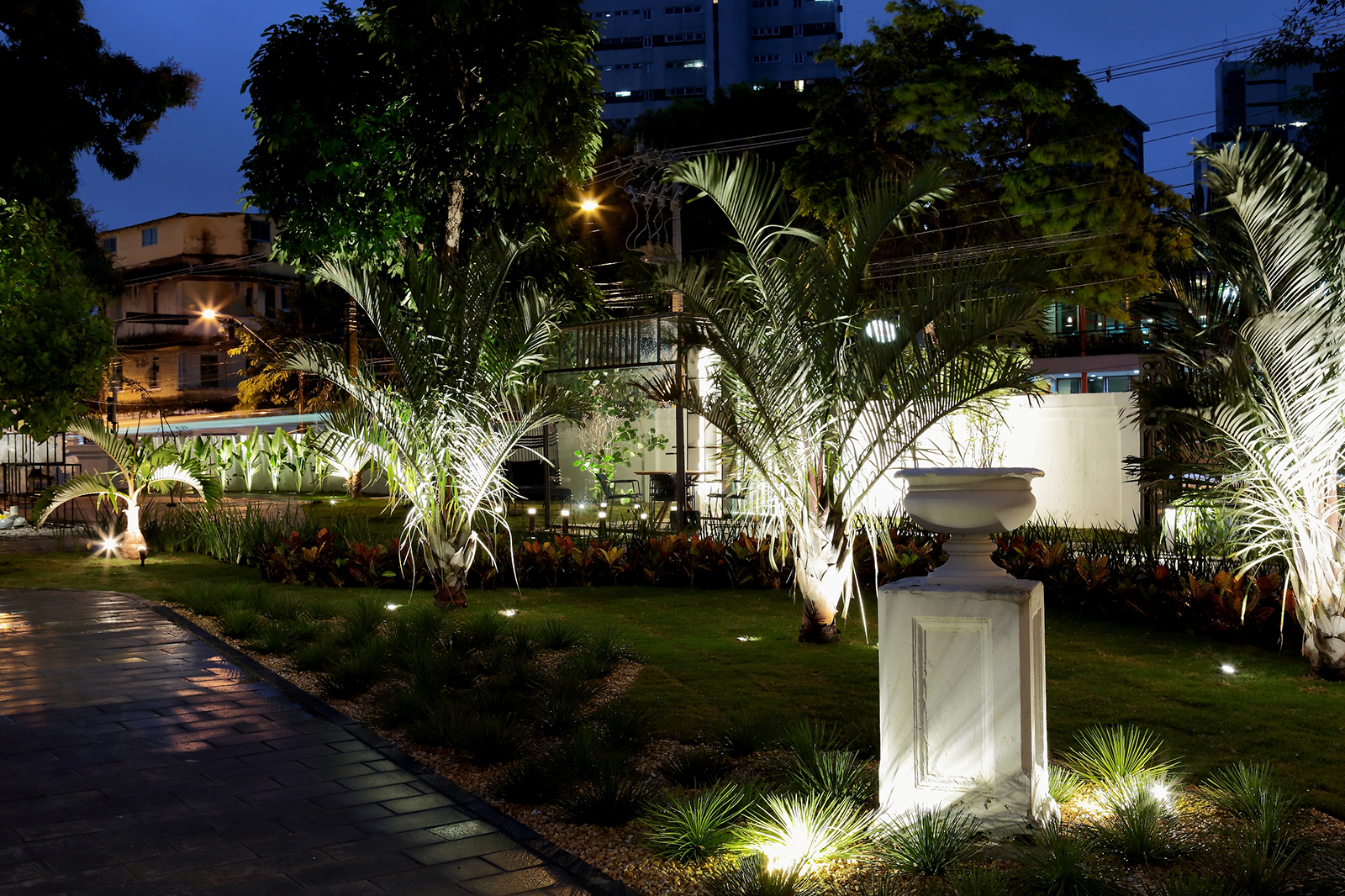 Jardim do Casarão - Lizandra Mendonça Ribeiro, Nathalie Mendonça Ribeiro e Renata Sampaio Romaguera. Um espaço para se contemplar. Ainda que esse ambiente tenha feito parte da edição do ano passado da CASACOR Pernambuco, o jardim não deixou de inovar: uma variedade de vegetação, beocarnes e iluminação direcionada fazem desse espaço um verdadeiro refúgio.