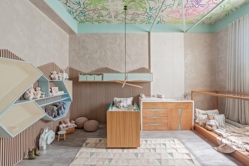 Quarto de Bebê - <span>Marco Reis. Para o ambiente, Marco Reis desenhou os <strong>armários, o berço, a cômoda, prateleiras e porta-treco</strong>. A inspiração veio do universo infantil. O arquiteto incorporou palhinha em algumas peças. A cômoda também funciona como trocador e é perfeito para quem possui um ponto hidráulico no quarto, é possível dar banho no neném e trocar de roupa no mesmo espaço. Um tablado foi criado com uma altura diferente e recebeu uma cama dorsel.</span>