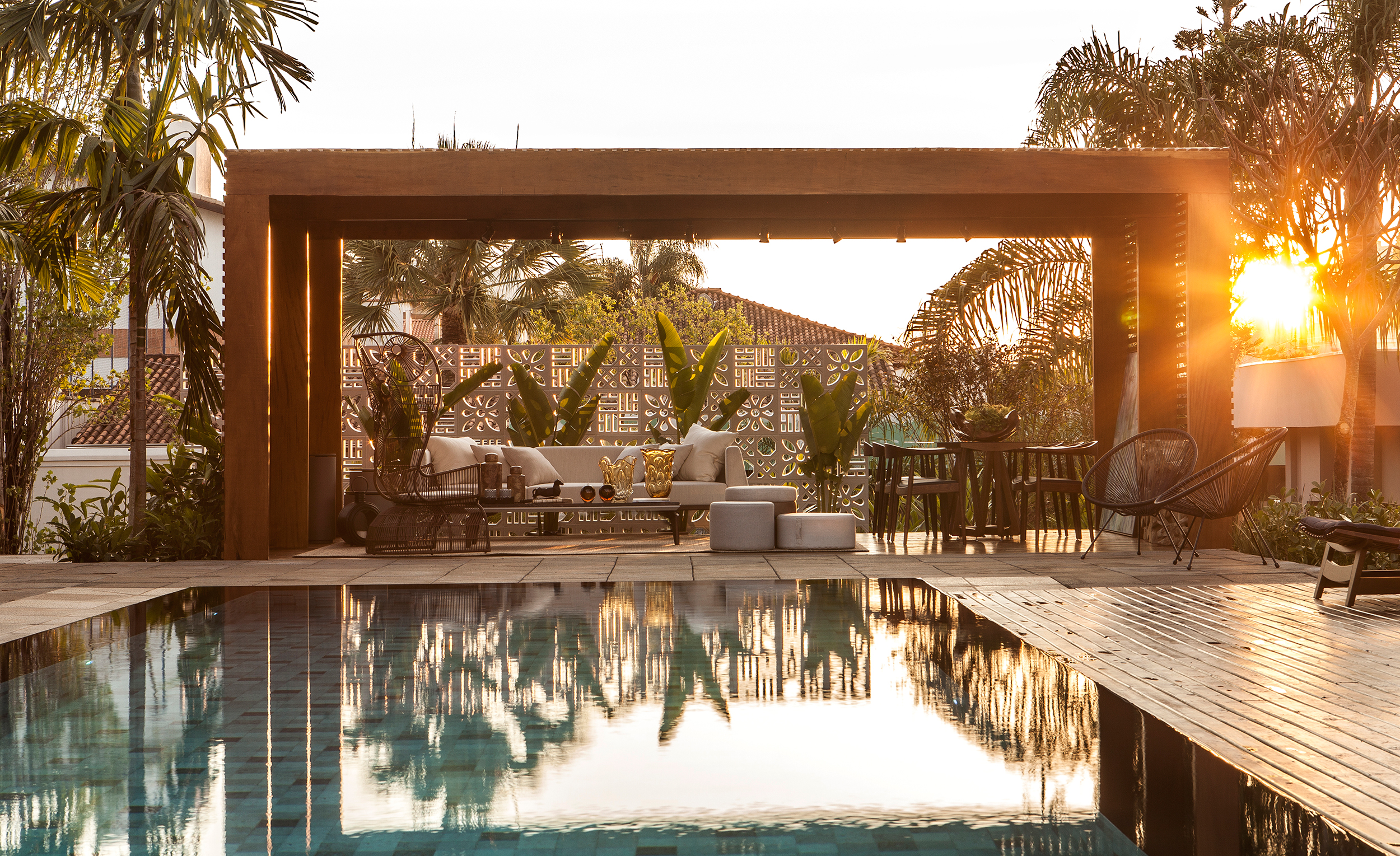 CASACOR Franca. Espaço Quatro Elementos - Ângela Dorascenzi, Mônica Costa, Estela Martins e Yuri Miranda. A área de lazer traz a simplicidade dos elementos naturais aplicados com sofisticação e conforto. A piscina raia, com borda infinita, torna o espaço convidativo para os dias de calor, e a lareira de pedras é a escolha ideal para o clima frio. O deck de madeira de reflorestamento e o piso drenante tornam o ambiente mais sustentável. Já o paisagismo prioriza espécies nativas e destaca as árvores frutíferas, como a pitangueira e a jabuticabeira.