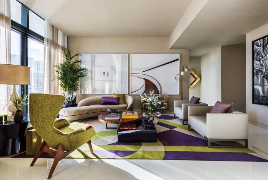 Art Trend - Roberto Migotto. O profissional deixou a elegância prevalecer na mistura dos tecidos, cores e formas do sofá curvilíneo e das três poltronas, que se harmonizam com a geometria, o verde, o roxo e o bege do tapete. A intenção aqui é criar um pedacinho de Miami, imprimindo ao espaço ecletismo e urbanidade, aspectos tudo a ver com a cidade.