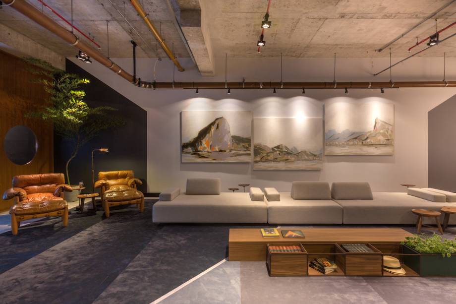 <span>CASACOR Rio de Janeiro. Network Living - Laura Santos. Partindo de um estilo industrial, a profissional buscou criar um ambiente confortável que estimule a produtividade e a interação. Para as reuniões, o espaço tem mesa Legg, de Jader Almeida, com tampo em mármore nero preto fosco, com cadeiras Herman Miller. Outras peças de renomados designers completam o clima receptivo criado pelo mobiliário.</span>