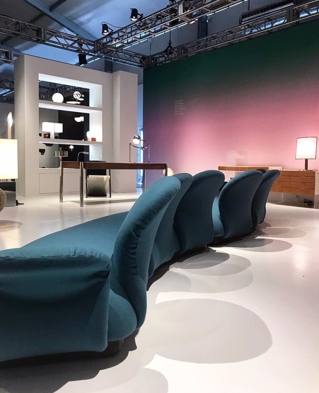 Multimo Seven-seater Sofa, criado pelo designer francês Pierre Paulin, em 1969 na Galeria do Demisch Danant