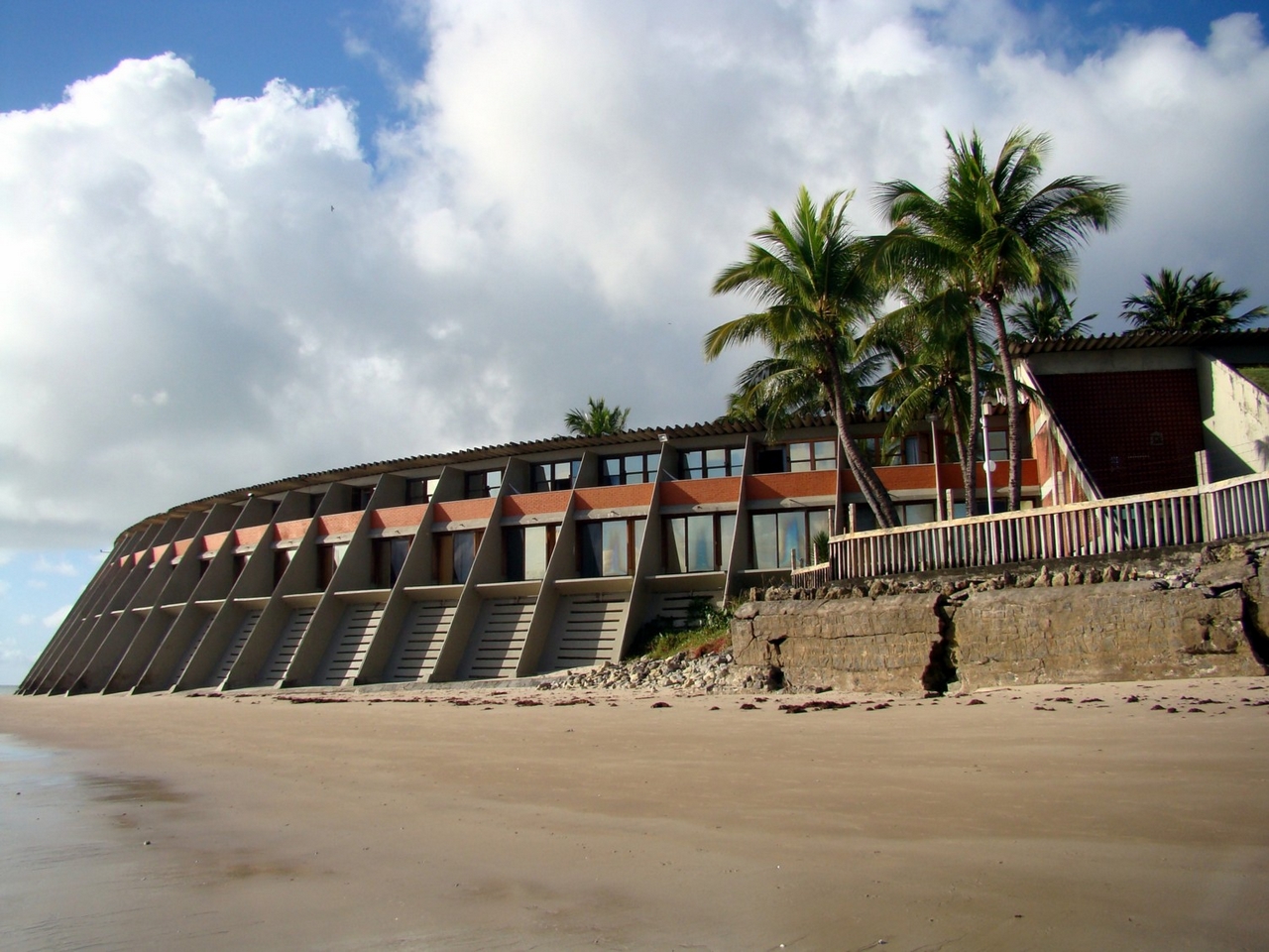 CASACOR Paraíba 2018. Com o comprometimento de enaltecer a arquitetura local e a história da cidade, a segunda edição da mostra aconteceu em um empreendimento histórico e marco do traço arquitetônico brasileiro. Trata-se do Tambáu Hotel, localizado nas areias da Praia de Tambaú, litoral de João Pessoa. A construção leva assinatura de Sérgio Bernardes, com área construída de 18.009,05 metros quadrados e é datada da década de 70. O hotel é característico pelo seu formato arredondado e o uso do concreto, e reúne 173 apartamentos, com vistas para o mar e os jardins internos.