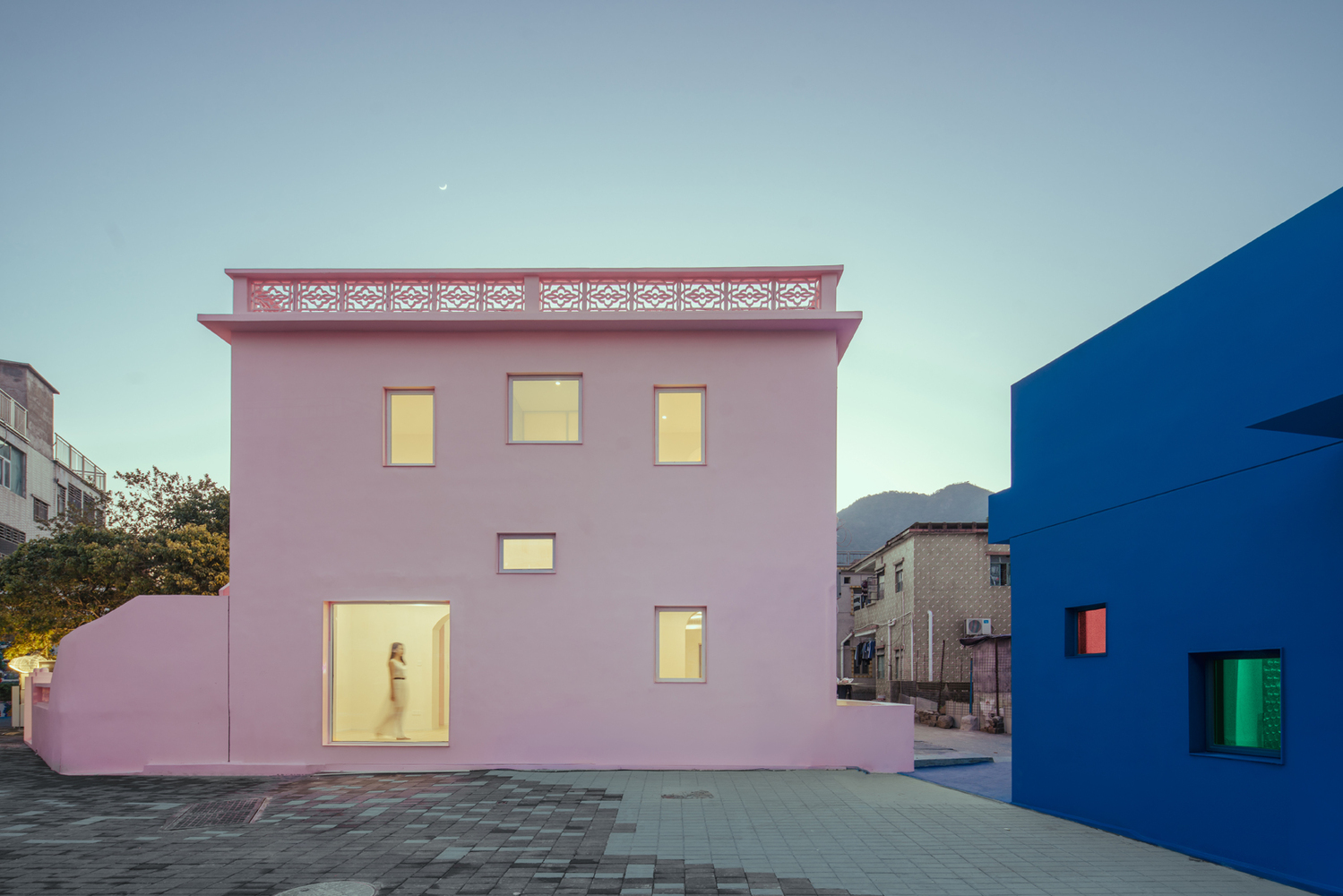 "O azul é símbolo de sobrevivência e competição. Já o rosa representa a sensibilidade e a delicadeza", explicam os arquitetos do escritório Wutopi Lab.