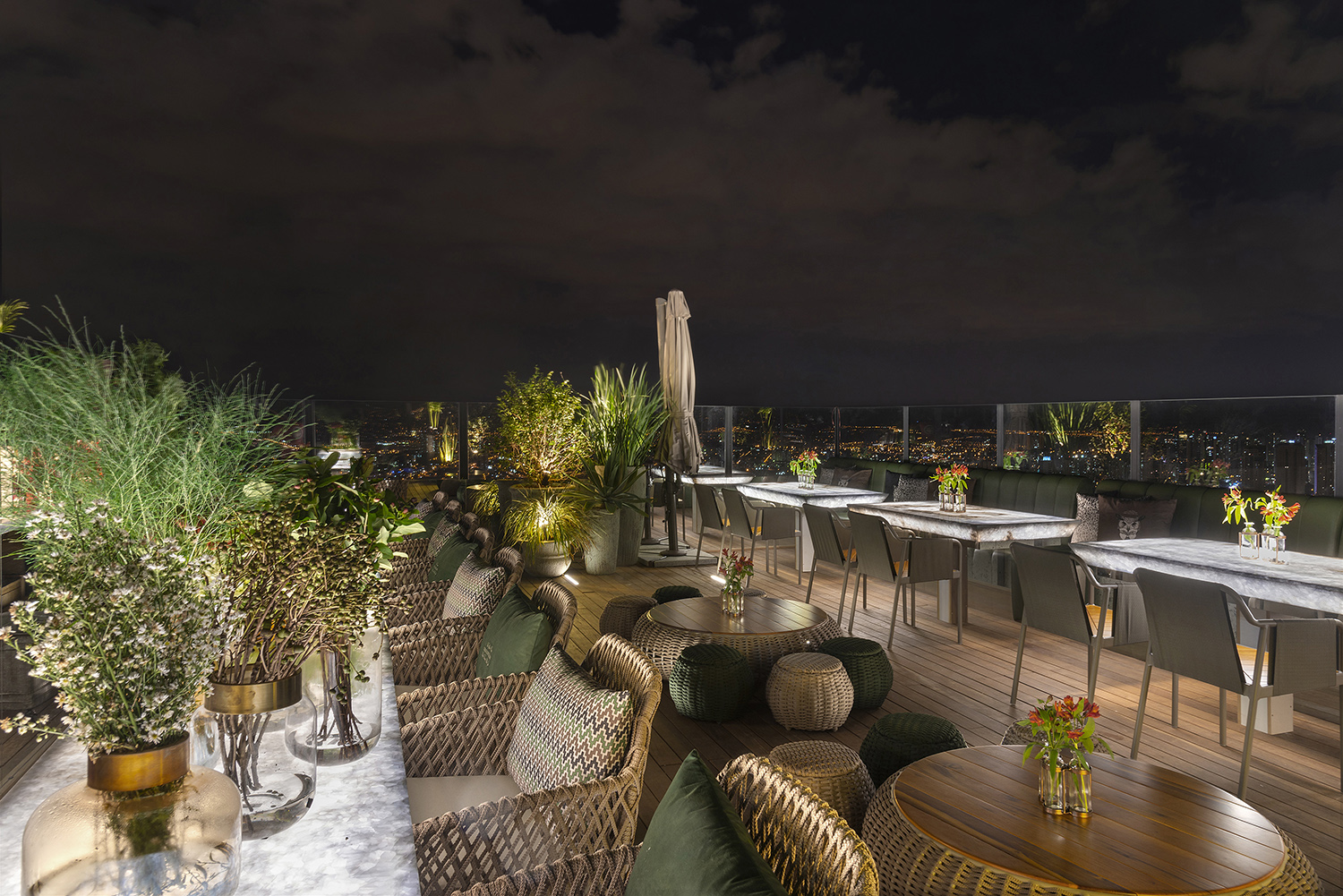 Cielo Lounge Bar – Fabíola Fleury Naoum e Wilker Godoi Coelho. Nestes 80 m², o visitante tem o privilégio da vista panorâmica da capital. A experiência é completa neste mix de bar e mirante, com guarda-corpo em vidro e sem cobertura, para não interferir na experiência visual. No chão, o deck de madeira traz conforto, junto com o paisagismo. No mobiliário, madeira e corda náutica deixam o clima descontraído.