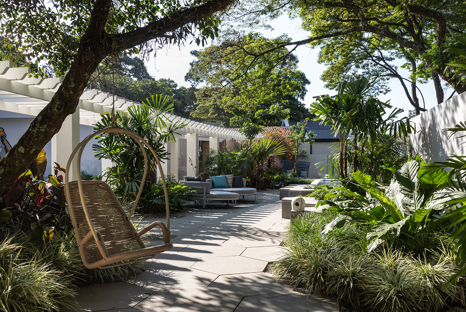 CASACOR São Paulo 2018. Paisagens de Luz - Plantar Ideias. Em 467 m², Luciana Pitombo e Felipe Stracci apresentam um jardim pré-fabricado. Ele pode ser montado e desmontado com facilidade, trazendo uma solução dinâmica e adaptável a diversos contextos. O movimento de luz e sombra tem inspiração no trabalho do artista James Turrell.