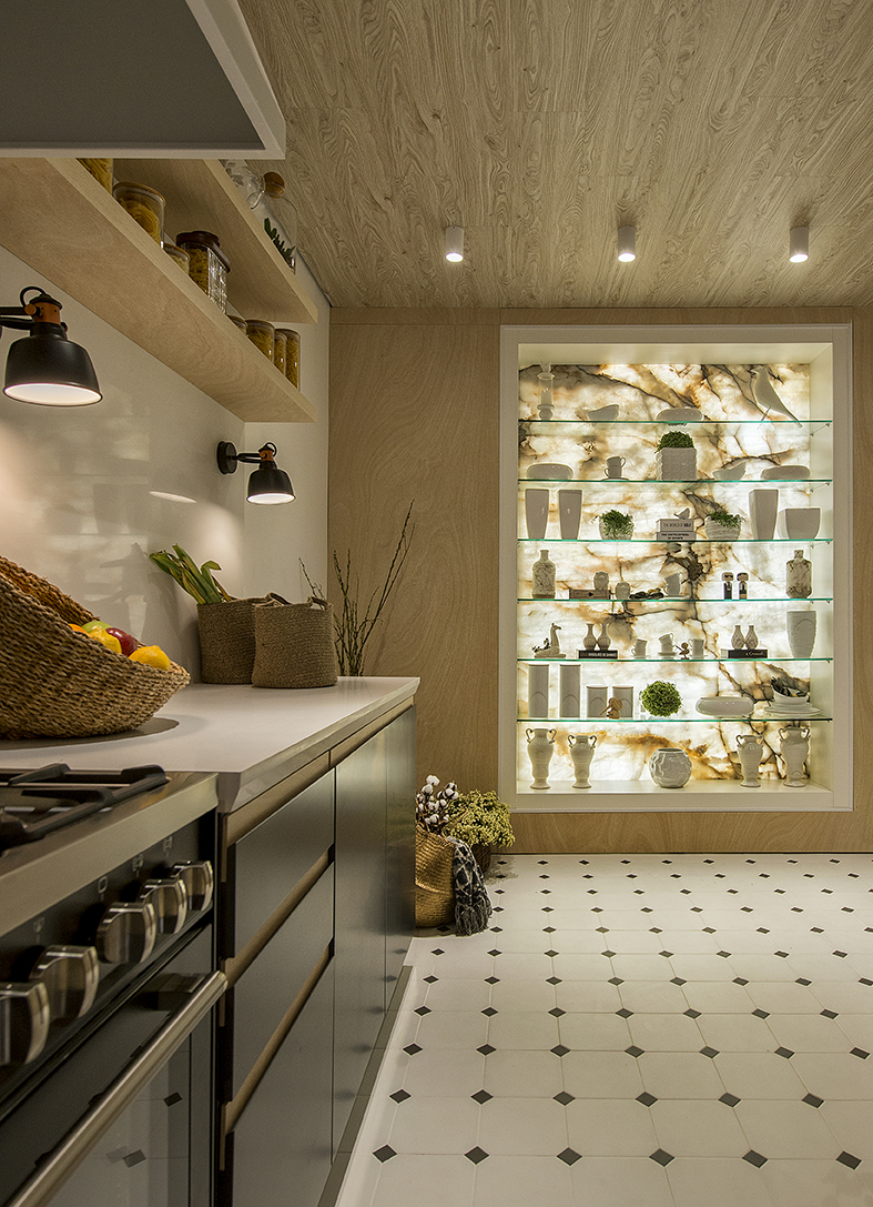 As profissionais Linda Martins e Cris Araújo apostaram no minimalismo para a Cozinha Dinamarquesa. Os pequenos quadrados no piso são um toque de delicadeza simples, sem excessos, porém elegante.