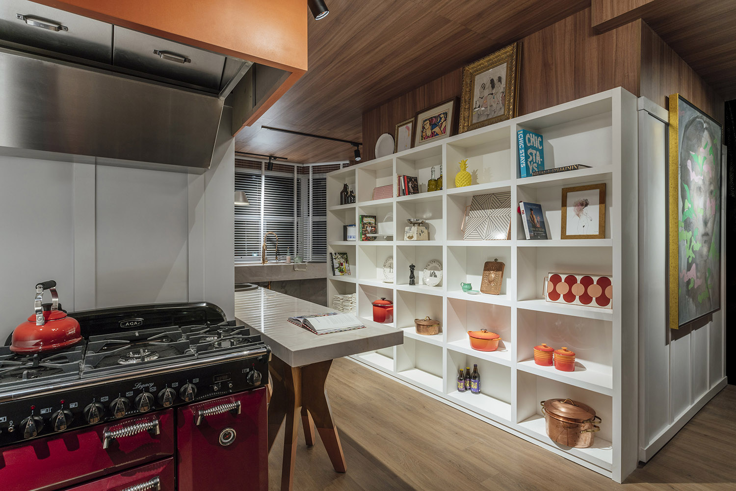 A Cozinha do Chef - Hélade Lorenzoni. O estilo eclético reflete interesses, referências e memórias da chef, com equipamentos de ponta, peças vintage, obras de arte, livros. Tudo organizado graças à marcenaria sob medida. No forro, placas em MDF substituem o gesso. Obras de arte também conquistam espaço, assinadas por Luiza Albertini, Juliana Veloso e Nelson Wilbert.