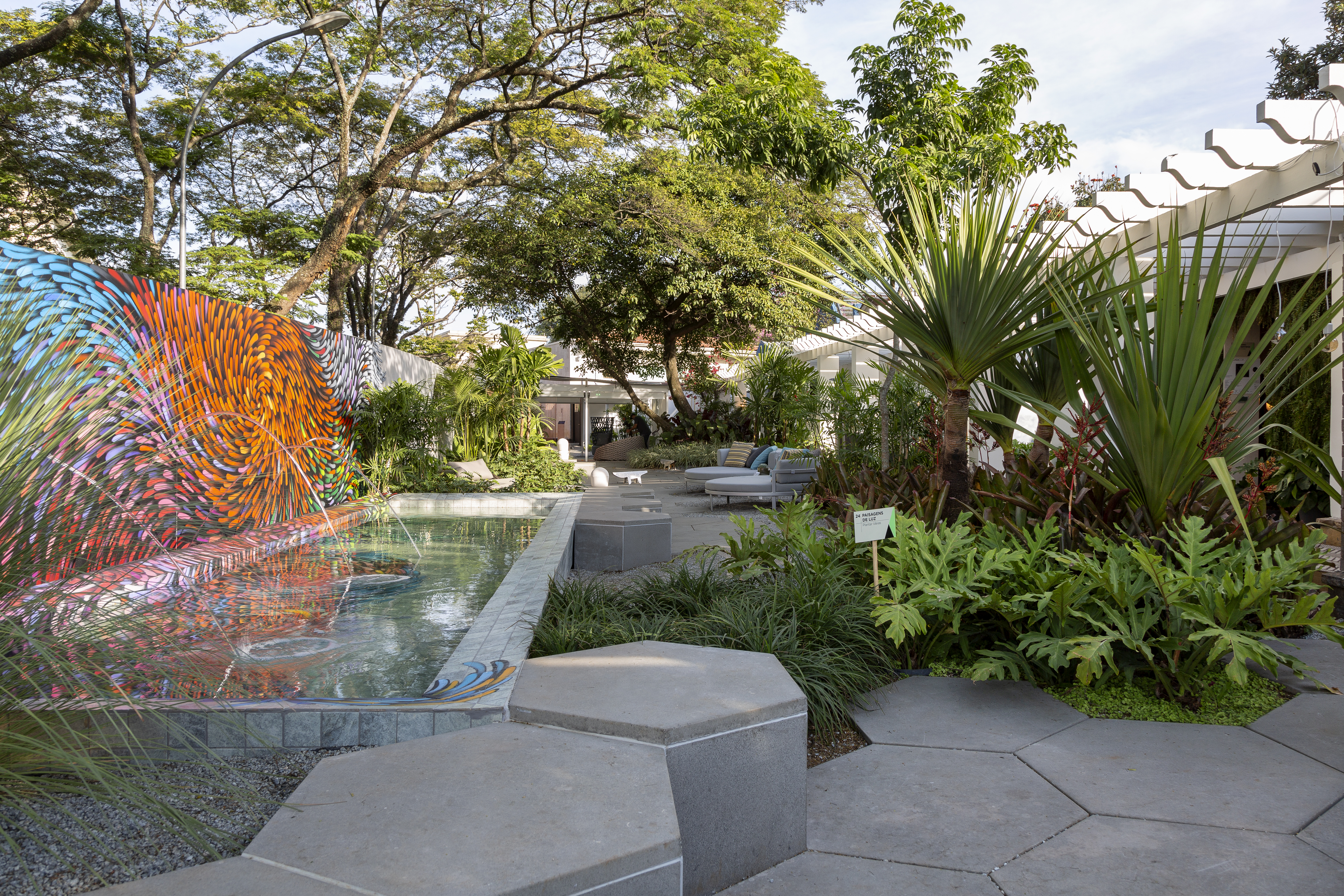 CASACOR São Paulo 2018. Paisagens de Luz - Plantar Ideias. Em 467 m², Luciana Pitombo e Felipe Stracci apresentam um jardim pré-fabricado. Ele pode ser montado e desmontado com facilidade, trazendo uma solução dinâmica e adaptável a diversos contextos. O movimento de luz e sombra tem inspiração no trabalho do artista James Turrell.