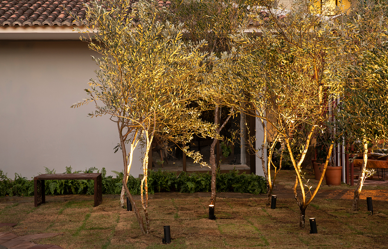 Projeto Luminotécnico - Estúdio Carlos Fortes. A iluminação integra as áreas externas, projetadas por três escritórios, através da linguagem da luz. As fachadas foram valorizadas, e as árvores do terreno são pontuadas como elementos de ligação entre as áreas. Assim, vegetação e aspectos históricos da arquitetura foram harmonizados com as intervenções dos paisagistas.