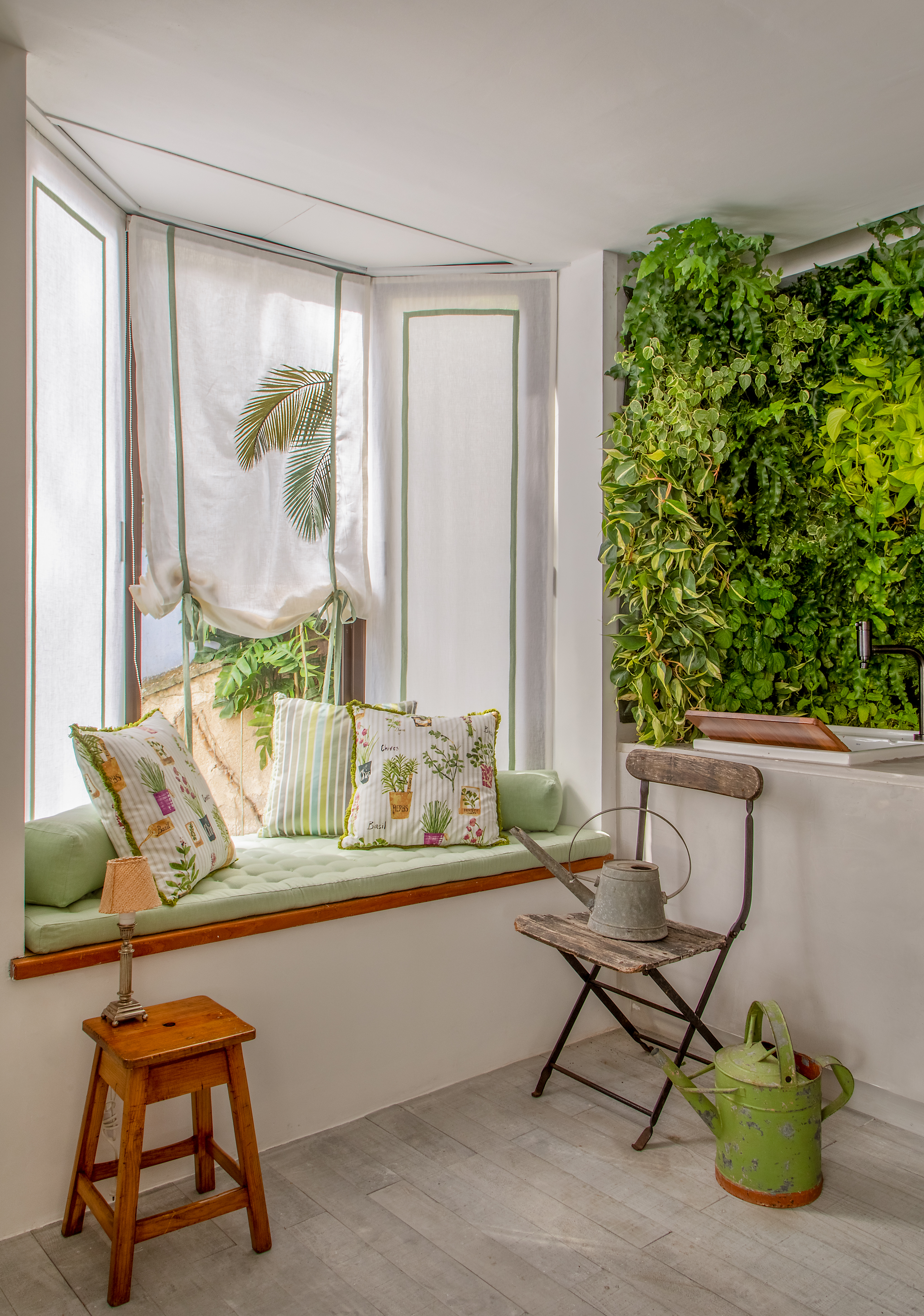 Sala Carioca - Marcia Müller e Manu Müller. O estilo de vida carioca e tropical chic é ressaltado com tons de verde sobre base branca. Aqui, as janelas servem de apoio para a mesa de refeição e se torna um banco confortável.